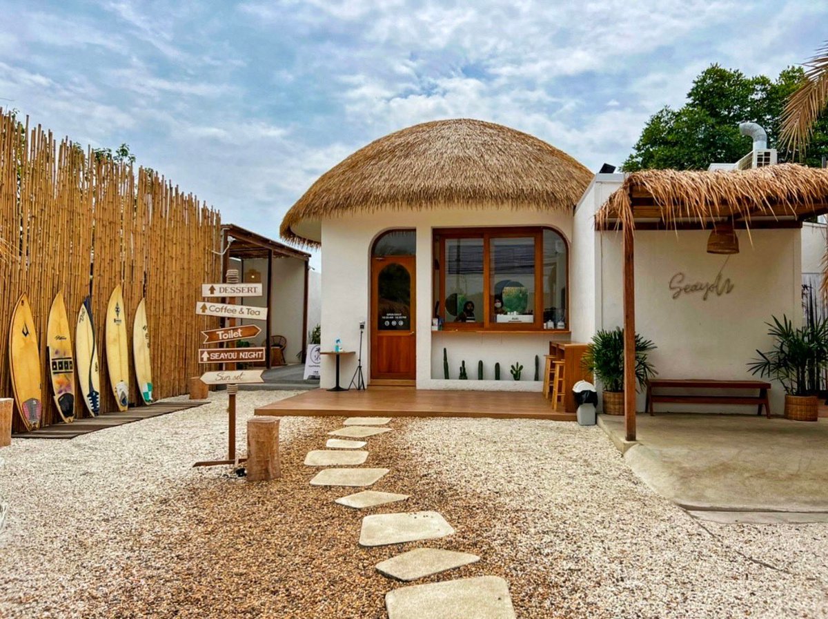 3MEXYOACT's tweet photo. Sea you cafe &amp; bar 🏖 มีมุมถ่ายรูปสวยๆเยอะมาก อากาศดีเย็นสบาย ฟิลกู้ดด เหมือนมาพักผ่อนริมทะเล~😍 ติดแม่น้ำวิวธรรมชาติผ่อนคลายสุดๆ อาหารและขนมก็มีให้เลือกเยอะ🧇🥪🍹#อร่อย 🥰ใครกำลังมองหาคาเฟ่อยู่แนะนำเลยจ้า @aroii 
พิกัด📍สุขสวัสดิ์ - พระสมุทรเจดีย์ สมุทรปราการ #เอ็กโย่วแอ็ครีวิว https://t.co/lVhUdlwriH