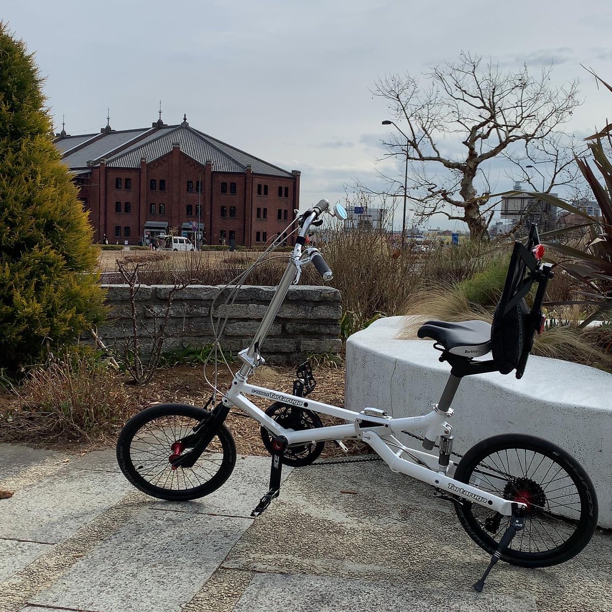 flanker29x's tweet image. 1月末に病気で一週間ほど入院していたため、しばらくお店に預けっぱなしになっていたタルタルーガタイプFを受け取りに。曇りでしたが久々に乗れて良かったです。輪行袋も手に入れたので暖かくなったら遠出したいですね（背景は赤レンガ倉庫）。
#Tartaruga #タルタルーガ #typeF