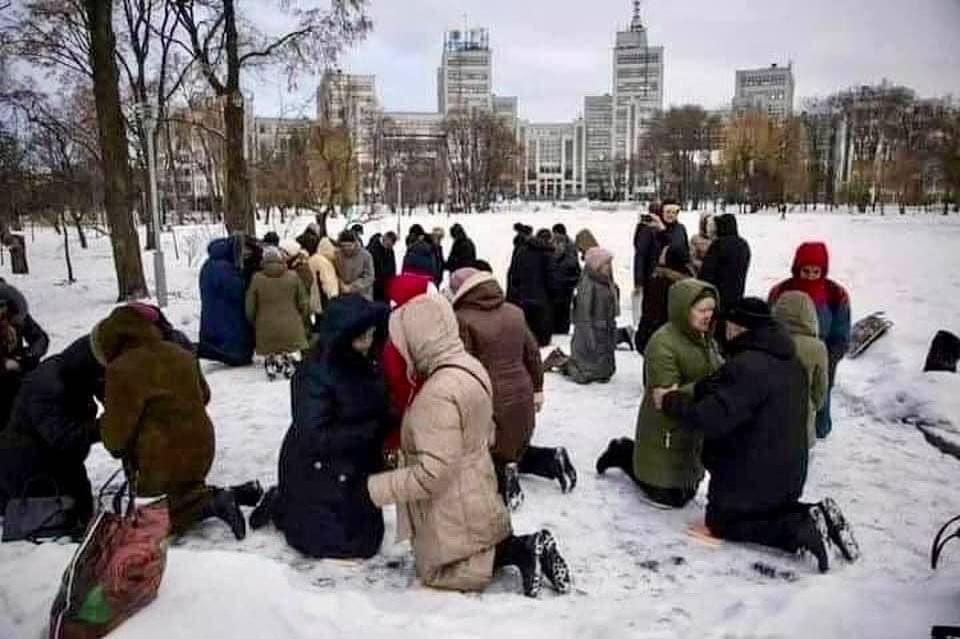 walkenstein's tweet photo. Ukrainian Christians pray outdoors, in the snow, for their country in this phase of war danger. Tomorrow will be a day of fasting and prayer organized by local church officials in Ukraine. Let's pray for our Christian family in #Ukraine, in the face of these critical times 🙏🏻 https://t.co/TMs7MsCzTm