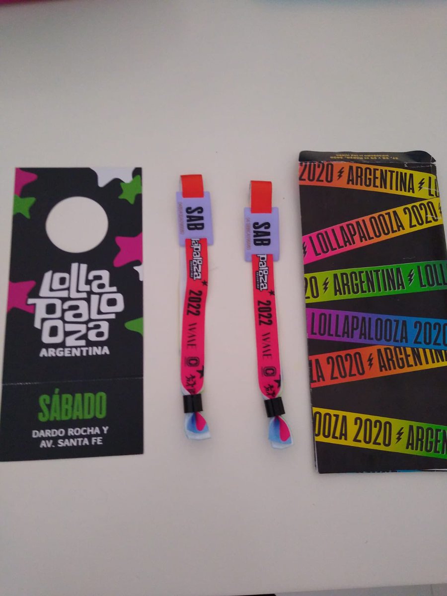 hola gente, estoy vendiendo 2 entradas para el lollapalooza + estacionamiento para el día sábado 19. Si a alguien le interesa mándeme dm!