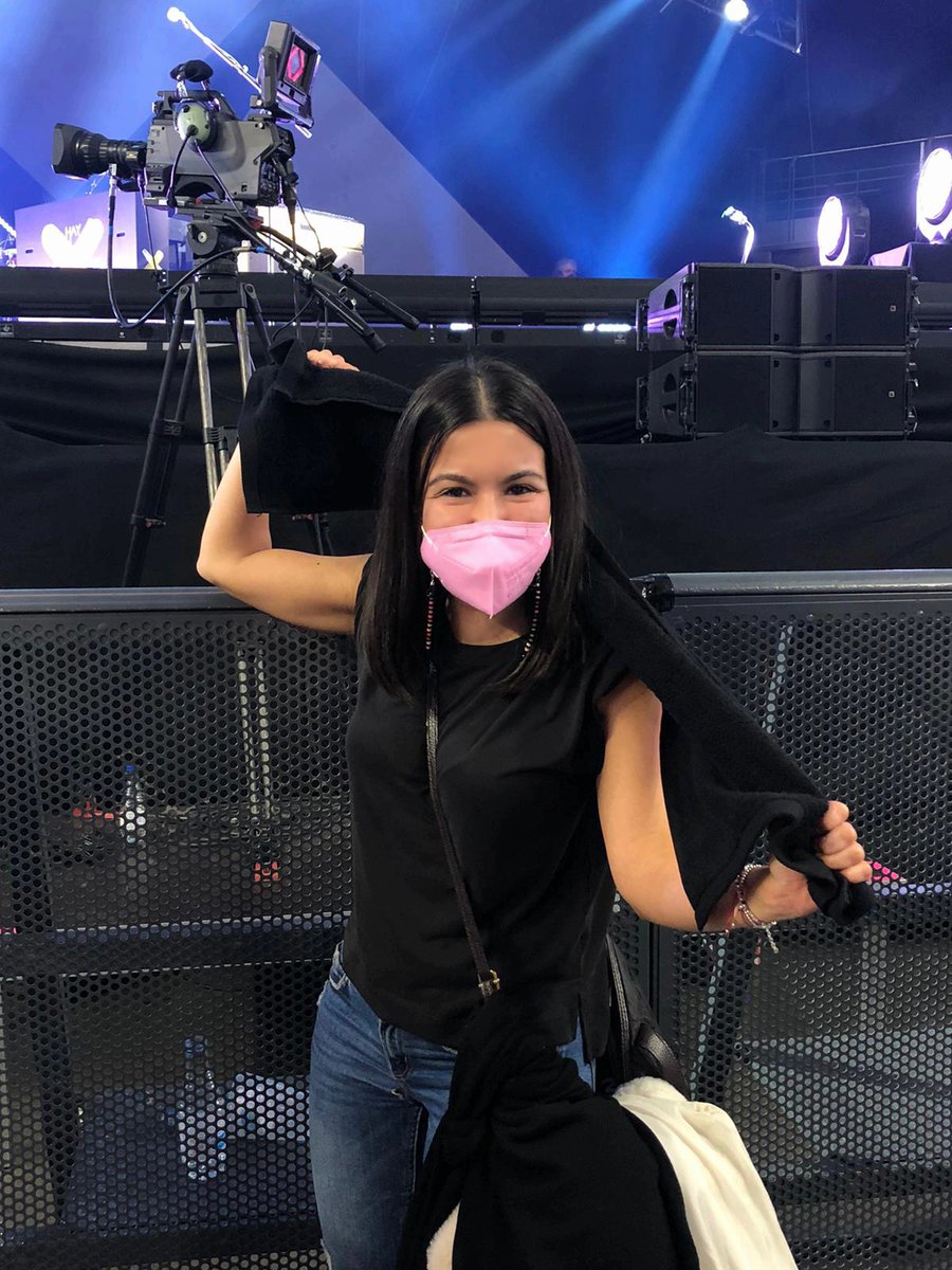 Destras de esa mascarilla esta la tía más feliz del mundo....Cómo puede hacer tantísima ilusión una toalla de Manuel Carrasco? 😜No sé la de miles de personas que habíamos esta noche en Madrid y la cojo yo¡!¡ 🤦🏻‍♀️🙈
#girahayquevivirelmomento 💫 #manuelcarrasco