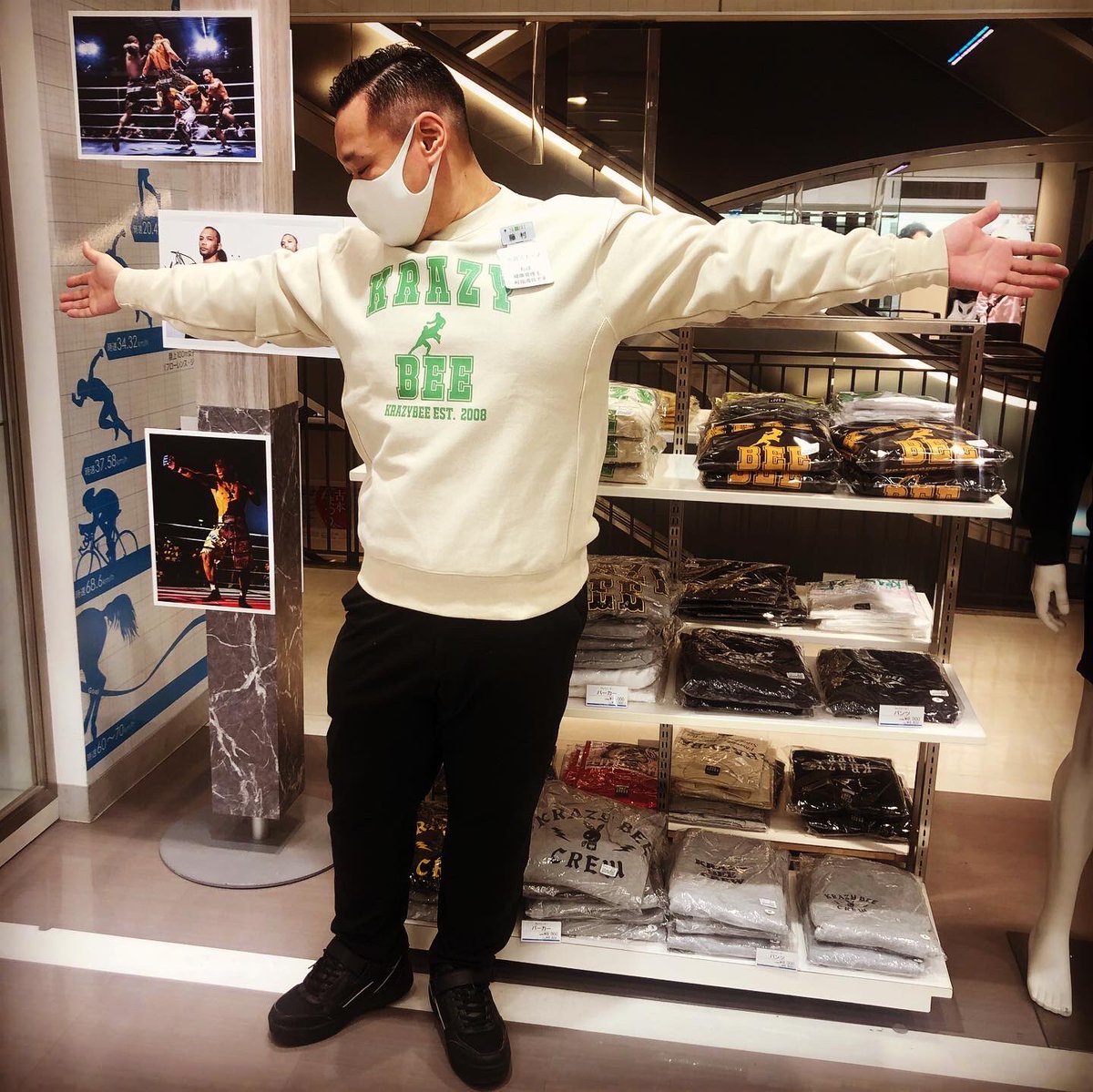 trainingpit1's tweet photo. 3月1日まで、西武池袋本店8階スポーツフロアにて、クレイジービーの期間限定ポップアップを開催中です。

サイズに限りがありますので、お早めに！

 #クレイジービー
 #山本KID徳郁
 #山本美憂
 #山本アーセン
 #西武池袋本店 https://t.co/50jJpnc6aD