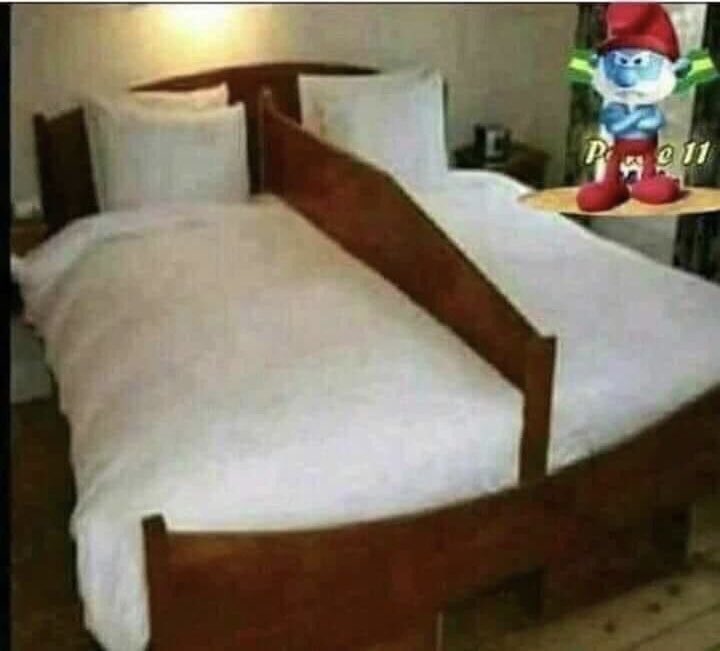 LizbethCaro07's tweet photo. Esta es la cama para quienes llevan 10 años de casados, la de 20 años, tiene valla eléctrica https://t.co/E0e3a01xCP