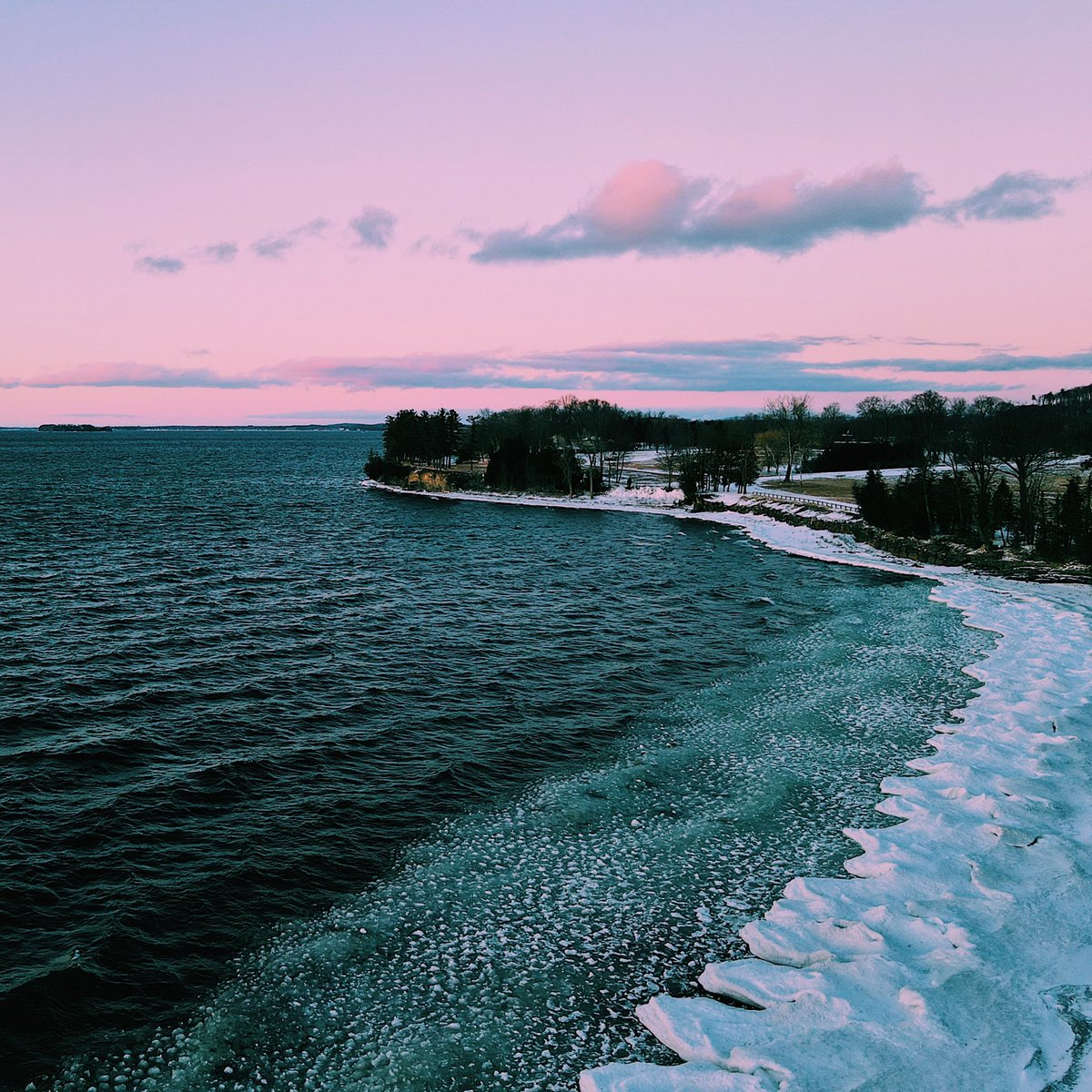 edcolemangolf's tweet photo. Friday Vibes
.
#VT #vermont #lake #sunset #igsunset #shore #lake #TGIF #ice #winter #sky https://t.co/Vm4q4rguEL
