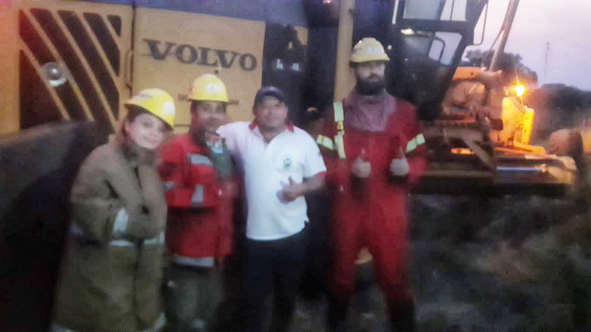 Christianbrunag's tweet photo. Apoyando a los Bomberos Voluntarios de Coronel Bogado en la quemazón en estos momentos en ese distrito con las maquinarias de la Gobernación de Itapúa, pedimos conciencia a los itapuenses y evitar los focos de incendios. https://t.co/uCdVYL2srZ