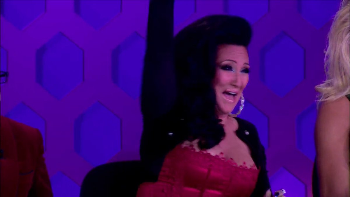 _adame__'s tweet photo. Yo cuando se cayó // Cuando se 
Lady Camden         // levantó

#DragRace https://t.co/Cz8ilAwwhy