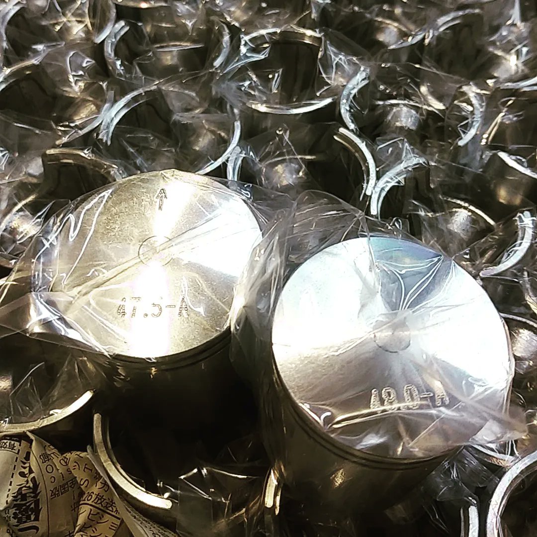 sus441's tweet photo. Kawasaki KSR-2 強化対策ピストン
第2ロット入荷しました!
初めて作った時は、こんなに作って全部出るのかな?と思ったのですが、やはり焼き付き修理用の47.5mmと、48.0mmが先に無くなりました。
次のオーダーは何年後かな(笑)
#kawsaki #ksr80 #ksr2 #ksr50 #ksr1 #ksr72
#sus441 #sus441engine https://t.co/mE46mGnesy
