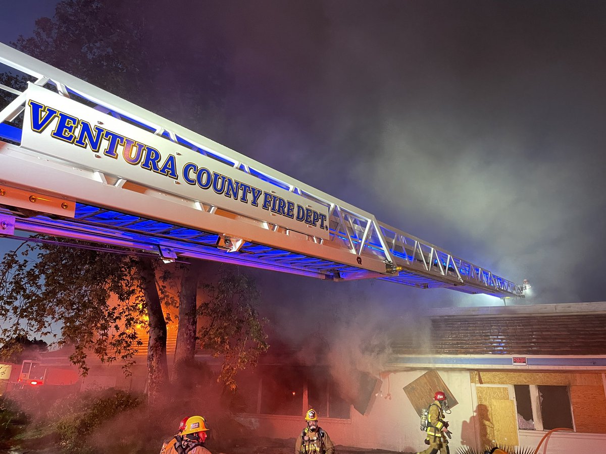 VCFD_PIO's tweet photo. #BrazilFire; FFs are on scene of a 1 story abandoned restaurant on Brazil St and Pennsfied Pl in Thousand Oaks. Smoke is visible throughout the city as well as around HWY 23/ HWY 101 many streets in the area are closed @VCFD @CountyVentura @CityofTO #VCFD @toaksvcso https://t.co/v178wOdfJg