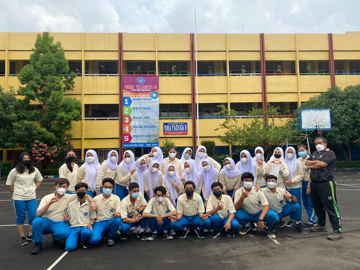 Dan mereka lah yg membuat hari gw sedikit menyenangkan setelah mood berantakan dihari sebelumnya thanks buat semuanya