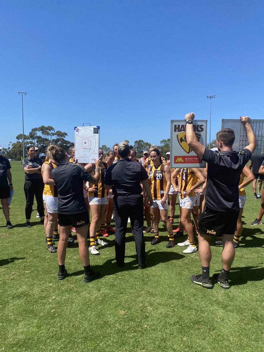 Q3: GEEL 4.2.26 - 1.2.8 HAWKS

Geelong had command of the ball this quarter, with the Hawks struggling to gain traction. Coach Cherie O’Neill encouraged the girls to be smart in their decisions, and make the most of the final 20 minutes.