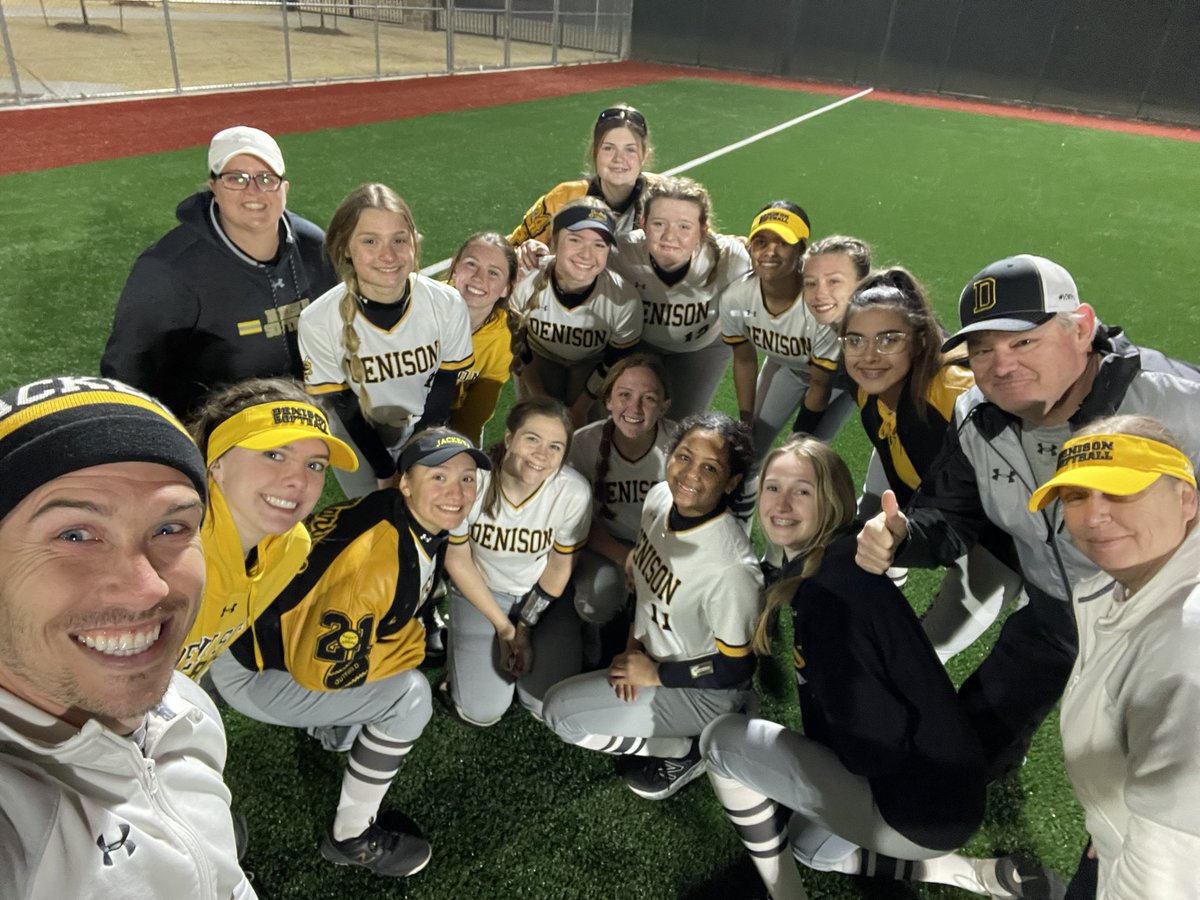 DHSLJSoftball's tweet photo. ๐ข๐ข๐ข๐ข tomorrow 2:00pm at Celina High School!! Be there or be square! #hwpo #beachvacation #igtbayj #controlthecontrolable #soproud https://t.co/tkuhaGLZvS