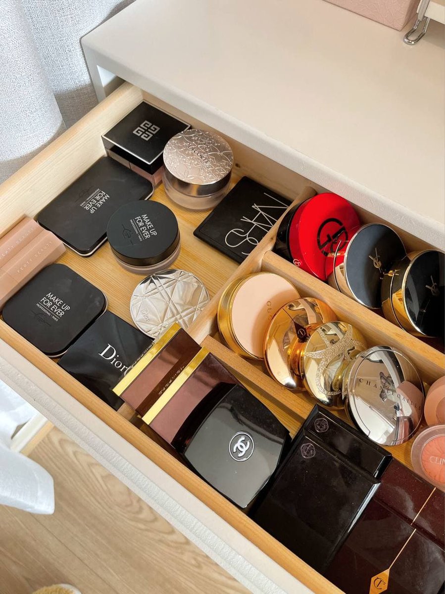 Winnersxixi's tweet photo. Suddenly I feel like I have a lot of makeup😑 https://t.co/MMC3Z2cNKM