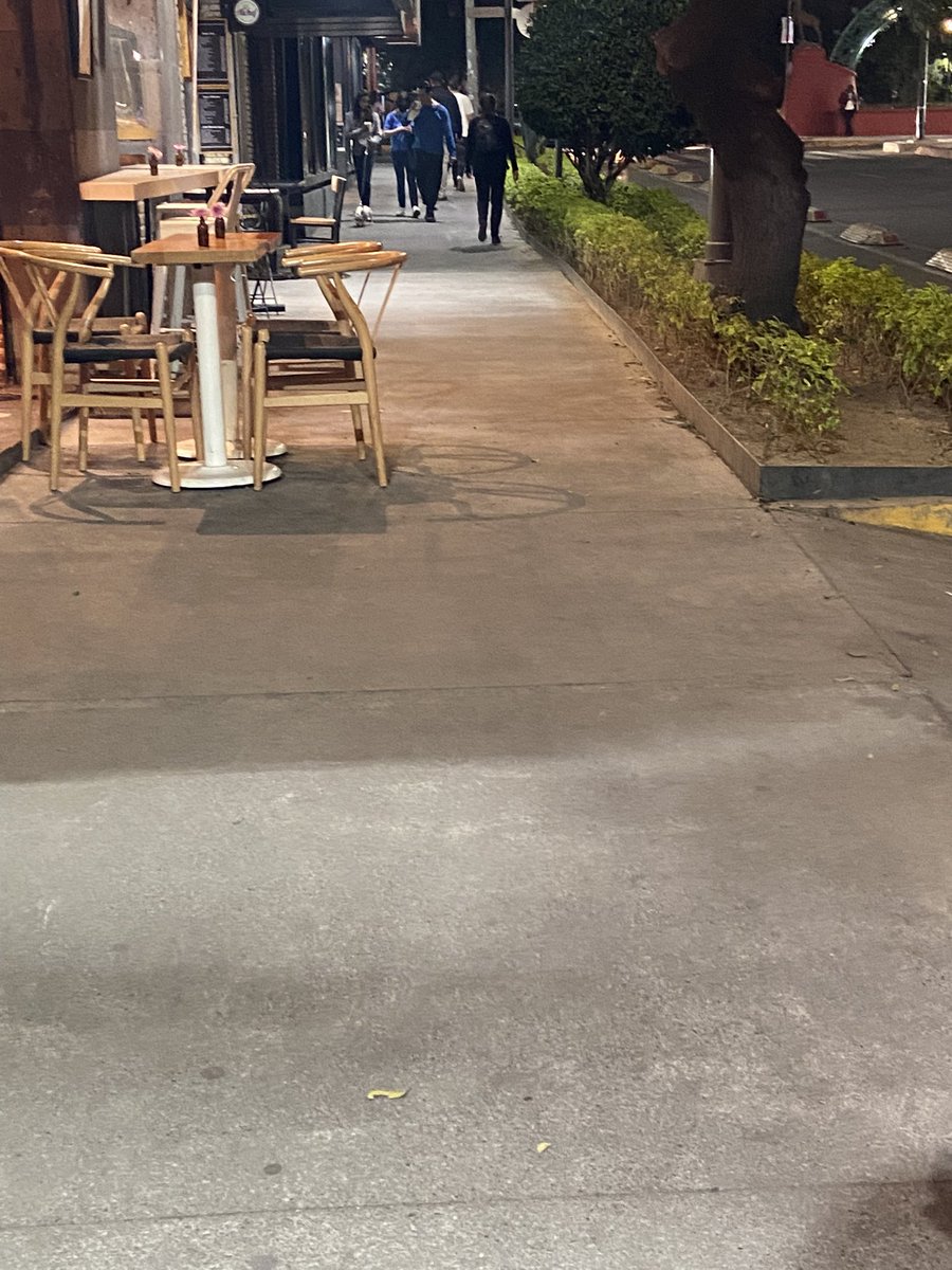 ursus_19's tweet photo. @MHcesac @AlcaldiaMHmx @mauriciotabe @UCS_GCDMX nos ayudan a poner orden, restaurante Coma pizza en Horacio 542 ya pone mesa obstruyendo paso peatonal, de por si la banqueta es angosta y ponen las sillas estorbando @lavozdepolanco https://t.co/FvkkRzPGrY