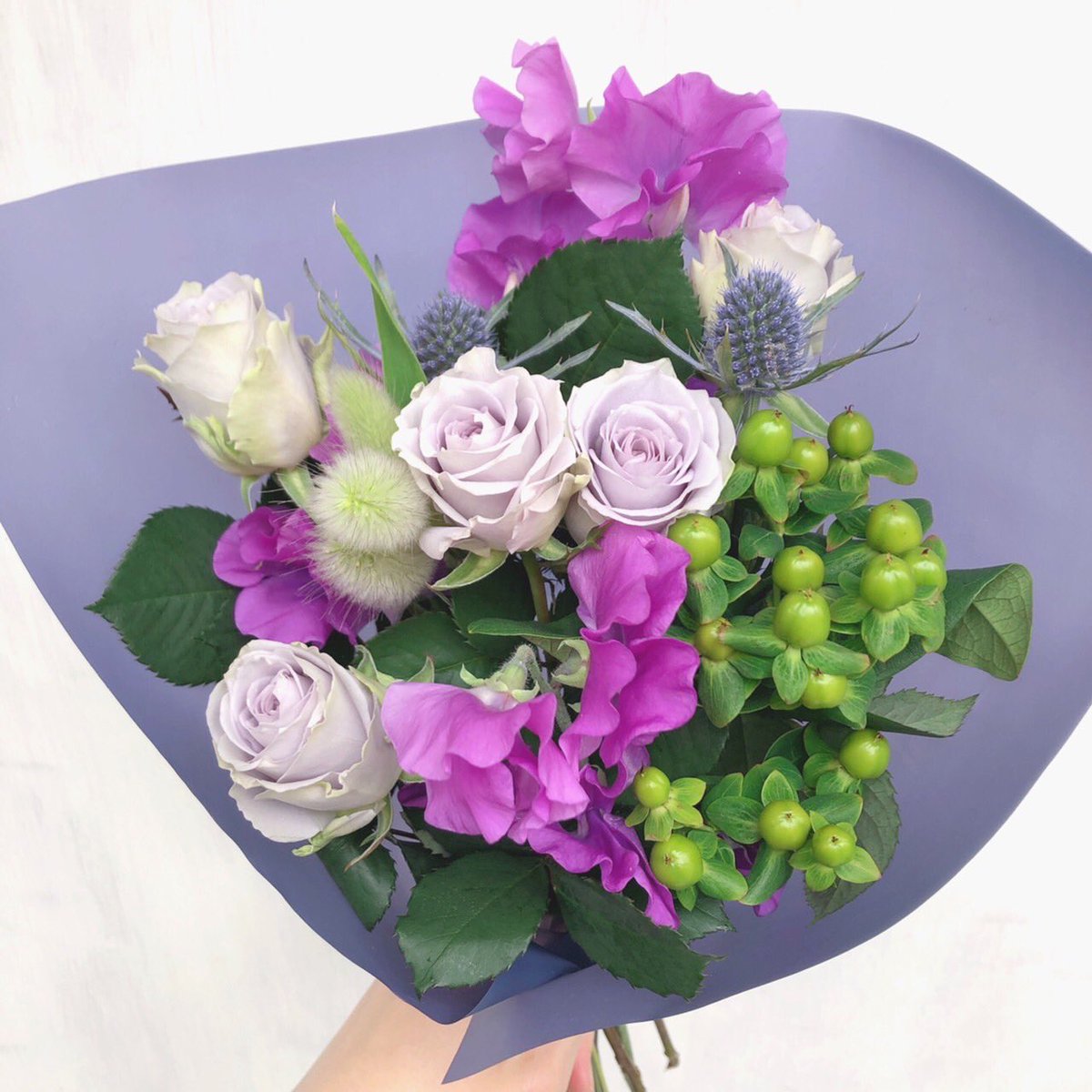 littleseed__'s tweet photo. 昨日の仕入れで、珍しいバラ『ブルーグラビティ』という自然のお色味でブルーに近いバラが入荷しました！
この珍しバラ『ブルーグラビティ』のブーケを特別価格で販売いたします！

1本ですと、440円するバラが、
5本入って春のお花スイートピーと合わせた爽やかなブーケが1,100円にて販売中です！ https://t.co/OCqzVX7j6x