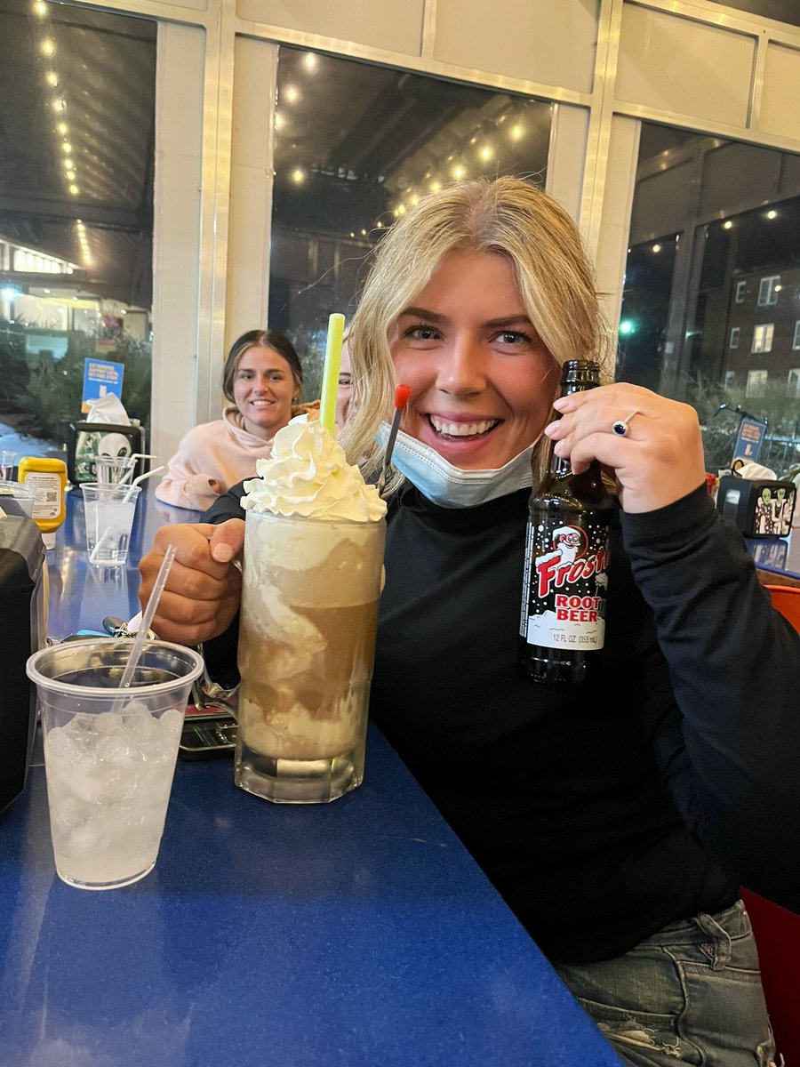 SpaldingWBB's tweet photo. Highly recommend the burgers, milkshakes &amp; root-beer floats at Hi Pointe Drive In! 😋 https://t.co/RrOQbSf4zT