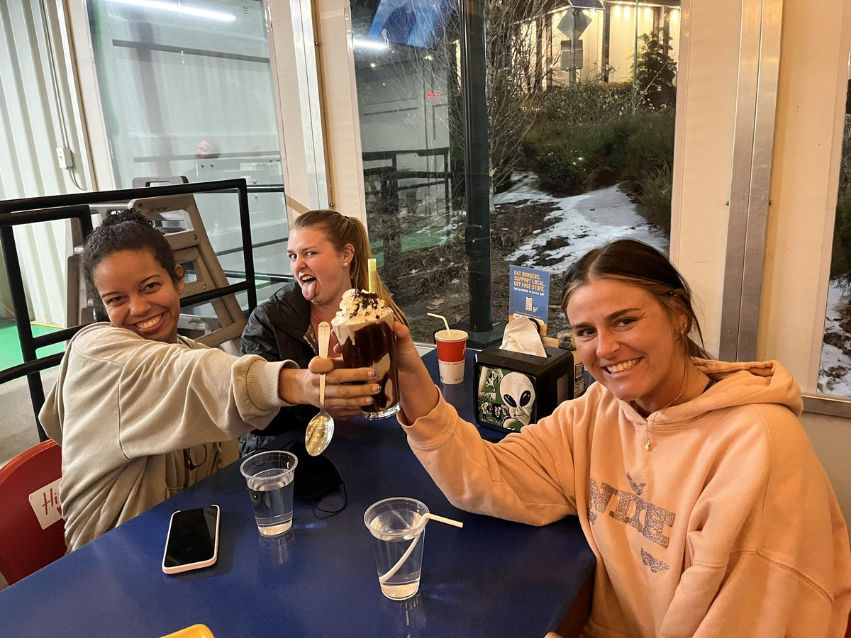 SpaldingWBB's tweet photo. Highly recommend the burgers, milkshakes &amp; root-beer floats at Hi Pointe Drive In! 😋 https://t.co/RrOQbSf4zT