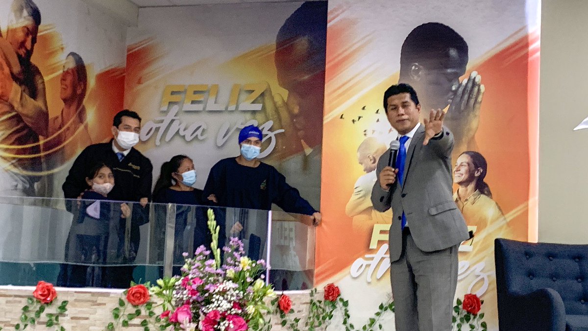 Familia decide volver a los brazos de Jesús mediante el bautismo y se sienten. #FelizOtraVez
#GrandesMilagros 
#10DíasDeOración 
#DMPalermo
#ANoP