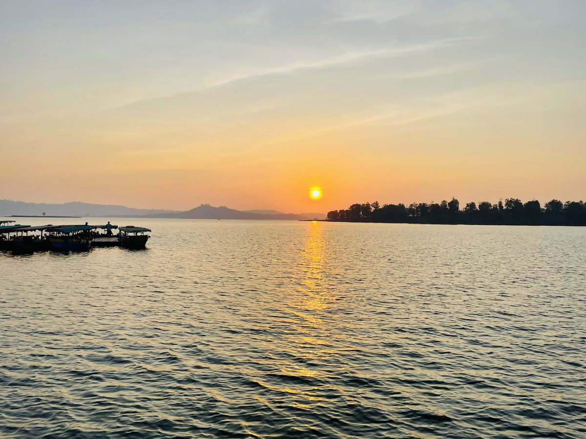 SanyuktaSam1's tweet photo. #SunsetTimes…as the ☀️ sets on the West coast… the hues of the serene skies and water off #Silvassa gives some picturesque moments!
#DekhoApnaDesh #Daman #Silvassa
@incredibleindia https://t.co/uVfDOQyCZK