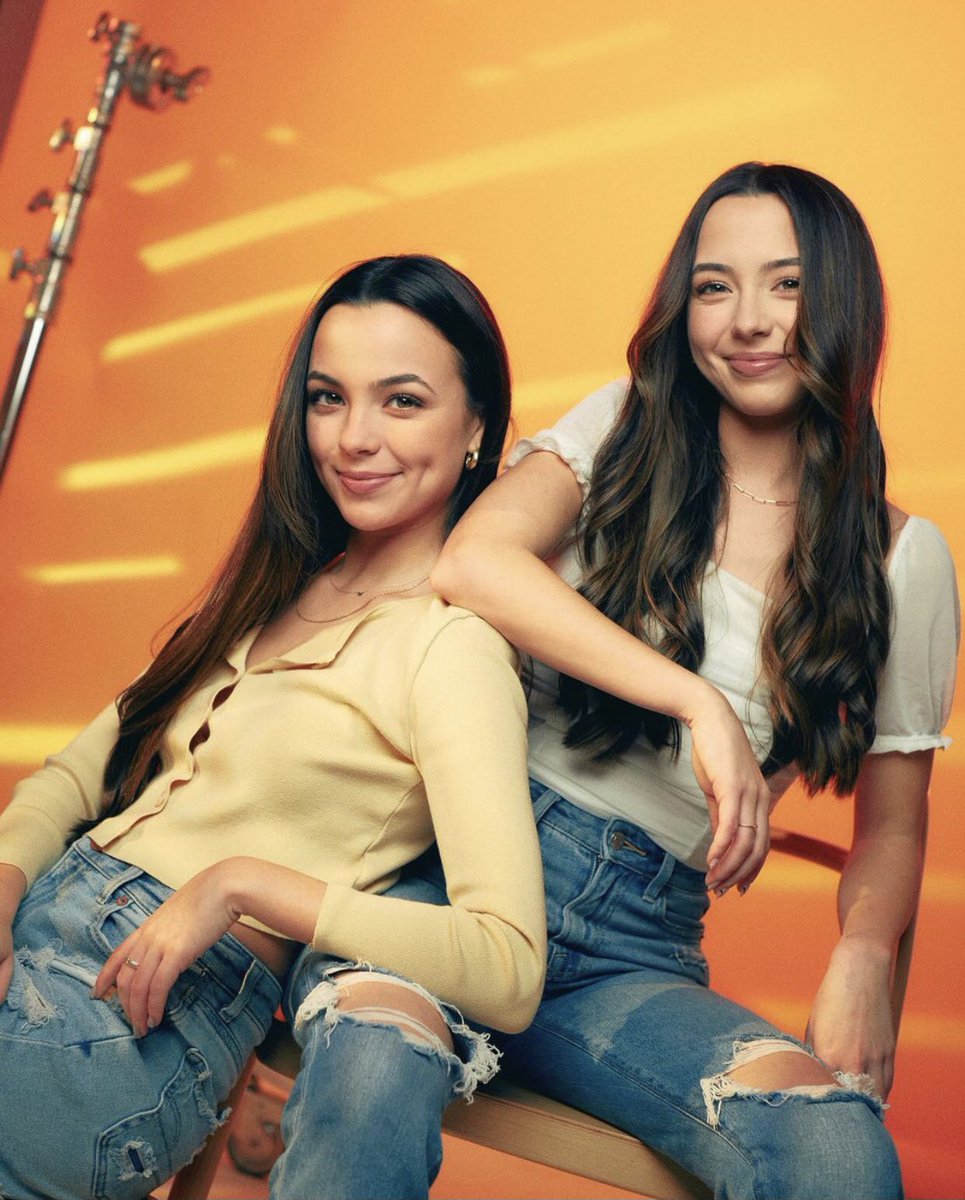 merrelltwinniez's tweet photo. 2014 vs 2022
this video came up on my recommended page on youtube and it’s just crazy how much time has passed and everything that has happened since then. So glad I’ve been a part of the twinner fam even before 2014 🥰💗💜 https://t.co/KjqUTcXxwd
