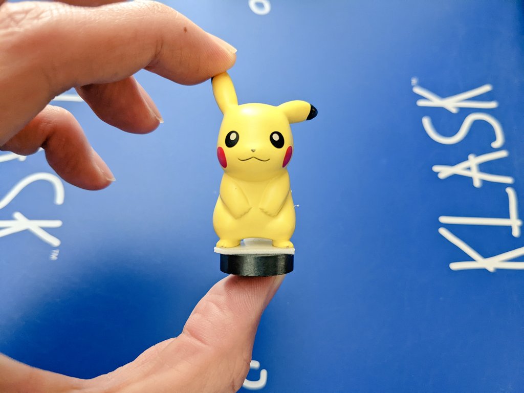 はとまめ ぼくとボドゲ 昨日ツイートしたポケモンクラスクは 丸い磁石に両面テープをつけてピカチュウをのせただけです ただよく倒れるので 次やるときは大きめの磁石にしてみようと思います T Co 3n45ugojvk Twitter