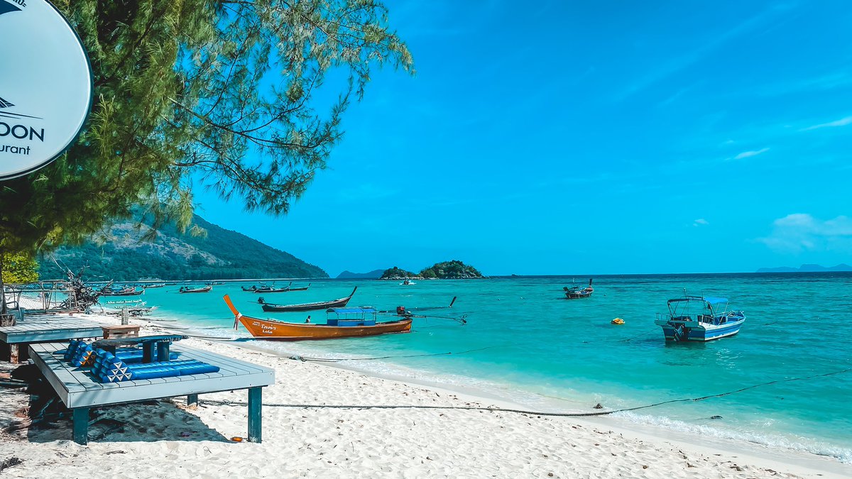 Hairoowamalaew's tweet photo. ไปเที่ยวหลีเป๊ะ เจอที่พักเล็กๆ แต่วิวดีมาก 🌴 💙  Sea To Moon Lipe ที่พักติดทะเลหาดซันไรท์ วิวสวย ตื่นมาก็เจอหาด ราคาไม่แรง เจ้าของใจดีมาก อาหารก็อร่อย ไปนอนริมทะเลโง่ๆ ได้เลย 

#ให้รู้ว่ามาแล้ว #seatomoonlipe #lipe #รีวิวหลีเป๊ะ #ที่พักหลีเป๊ะ #หลีเป๊ะ @Review_Thailand https://t.co/pOpBLwCUH5