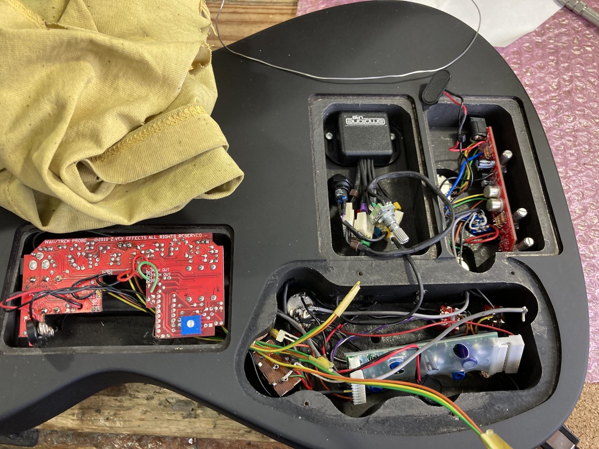 apollonmusic's tweet photo. 【新潟店】Manson META MBM1を母体にあの仕様にMOD中😁
この仕様はあぽろんも初🤣
リペアマンと協議を重ねてそろそろ仕上がってくる予定です。こちらはお客様ご依頼品。
#MansonGuitarWorks #MBM1 #MUSE #FUZZ #SUSTINIAC #MIDI #Wah
https://t.co/XlG5rf714y https://t.co/5OTXY5dAOx