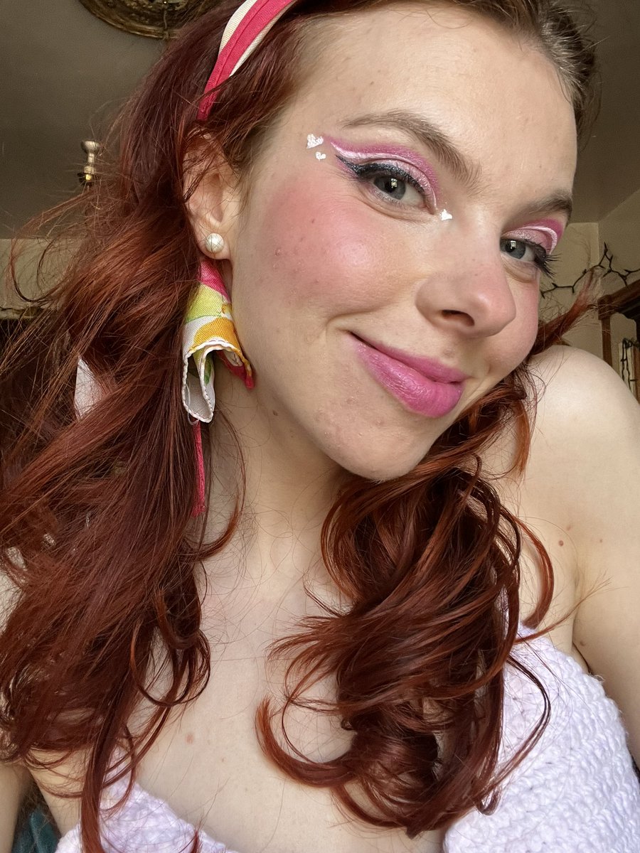 morgansweeneyyy's tweet photo. graphic liners are just face paint for grown ups https://t.co/1UDRS4CUfy