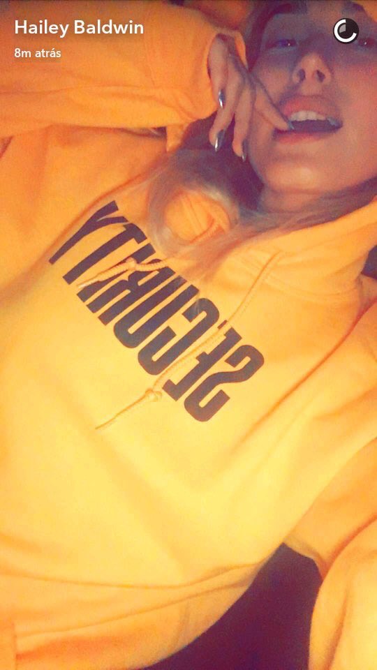 BALDWINDAlLY's tweet photo. hailey bieber wearing justin’s tour merch https://t.co/sqhbQUxcuw