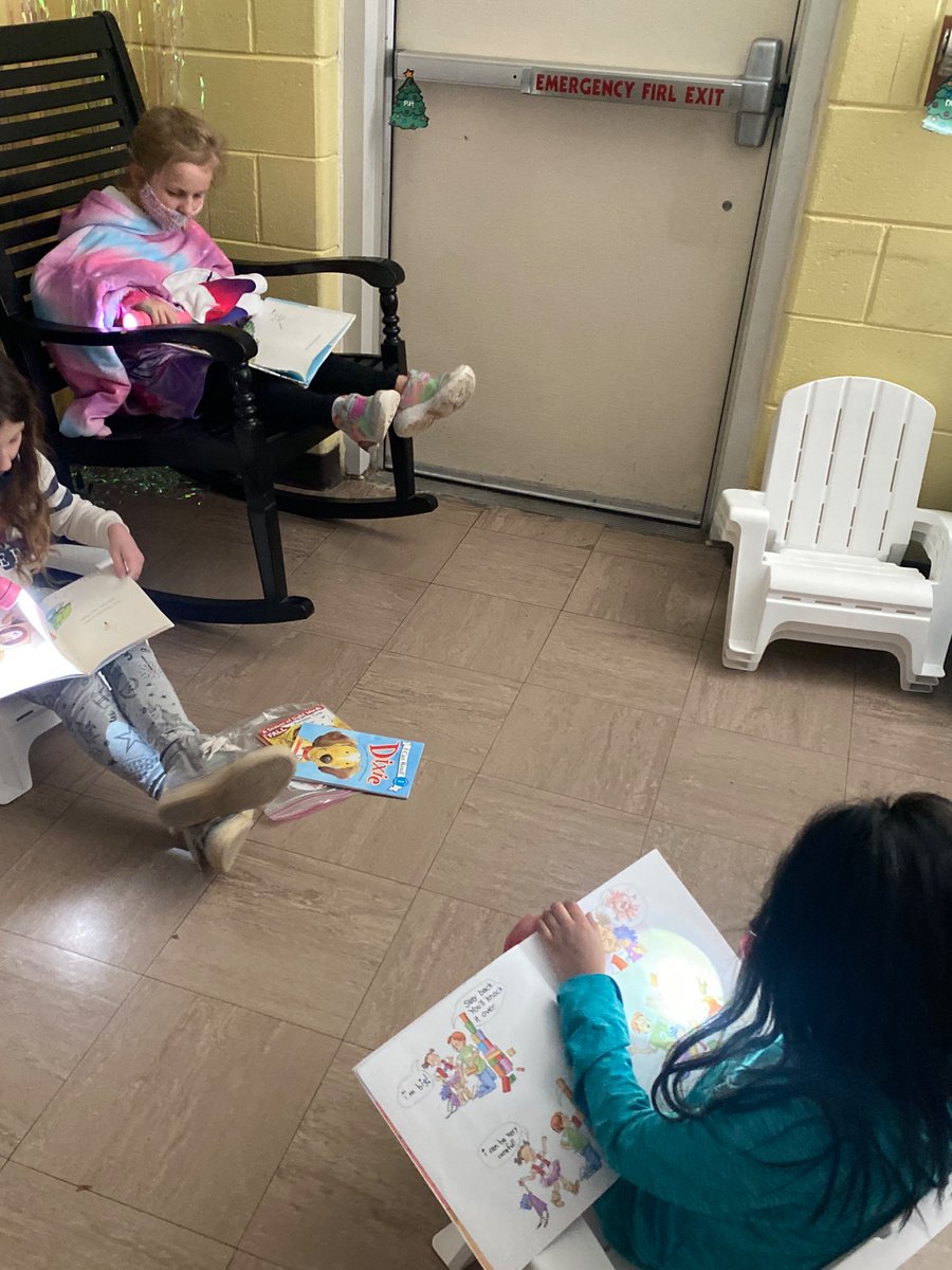 calfano510's tweet photo. Happy Flashlight Friday! 📚🔦 #reading #firstgrade https://t.co/VTgUjWUUmS