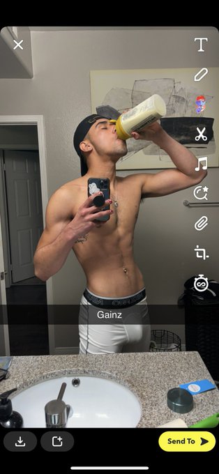 Who wants to add my snap? https://t.co/vjakVj61Pa