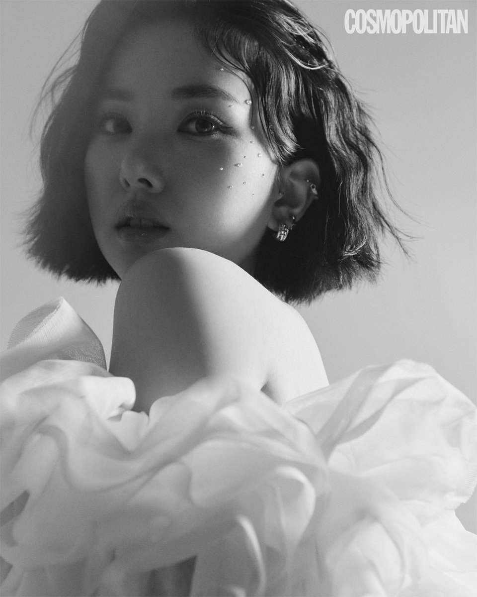 cosmokorea's tweet photo. 8년차 신인의 등장❔ #비비지 라는 이름으로 또다시 하나가 된 #은하 , #신비 , #엄지 를 만났습니다🦋 공백을 깨고 새로운 챕터를 시작한 '비비지'의 가장 빛나는 순간을 확인해 보세요🔝 @VIVIZ_official https://t.co/9j82xRwyhq https://t.co/1PpIbtQSEY