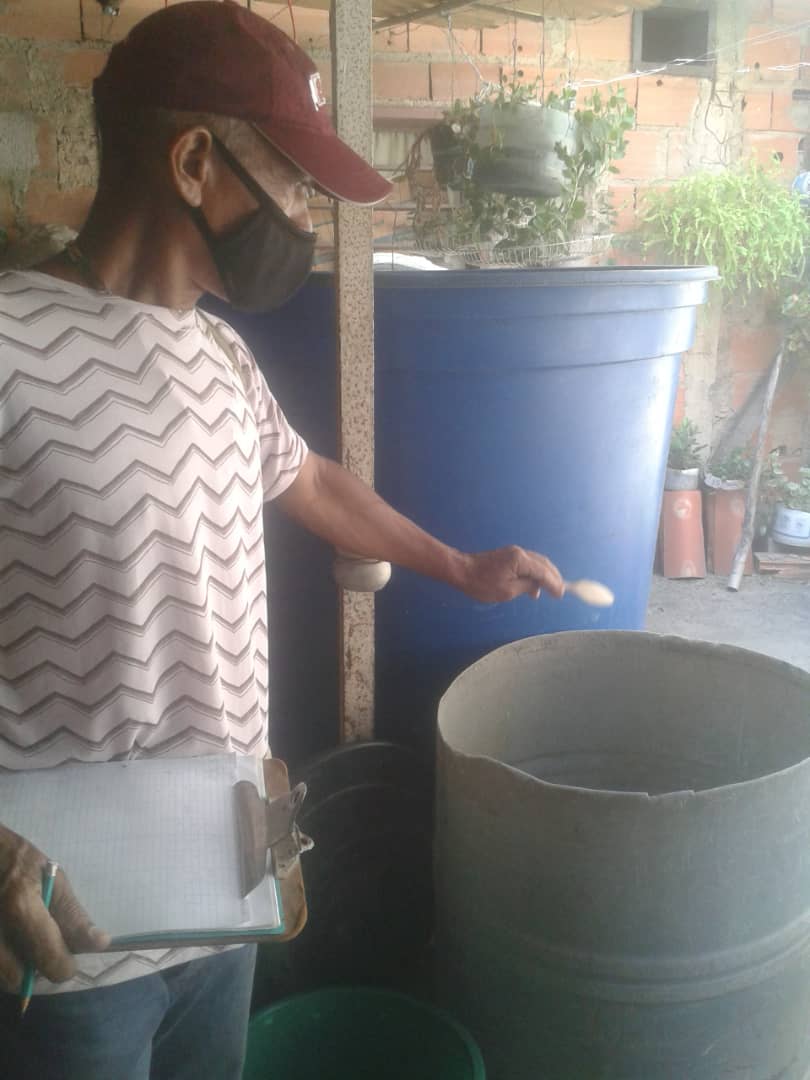 AlcaldiaFla_'s tweet photo. En la #GestionDeCalle del Alcalde @JohendersonGonzalez, el equipo de Salud, sigue desplegado en las comunidades con las Jornadas de Saneamiento Ambiental, trabajando en conjunto con el Movimiento #SomosVenezuela y Comité de Salud de la Comunidad El Paraíso. @Soykarinacarpio https://t.co/5hz1KynJmh