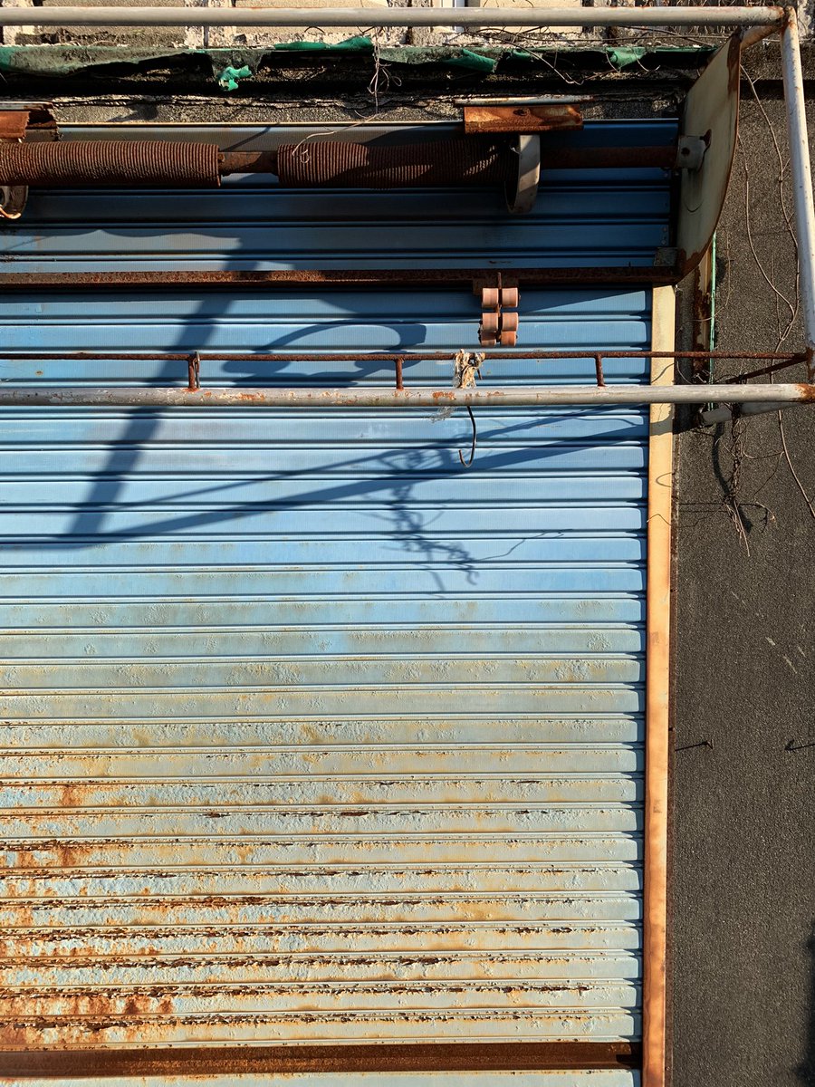 HiroTakeuchi's tweet photo. 主観的小景高知
Everyday scenery of Kochi City Japan, from my point of view.
#Storeshutter
#Wall
#Rust
#decay https://t.co/LG6x6wNsIm