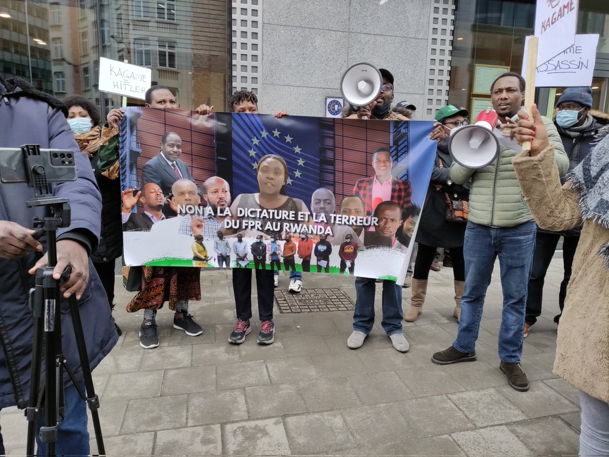 marikomz's tweet photo. Des manifestants africains plaident à #Bruxelles pour de véritables démocraties en #Afrique.

"Certains tenaient des pancartes de protestation telles que "#Kagame = le Hitler africain" ou "Non à la balkanisation de l'Afrique".

#Rwanda
#RDC
#AUEUSummit
 https://t.co/JTJXskXhpT https://t.co/RAgm0Jifqt