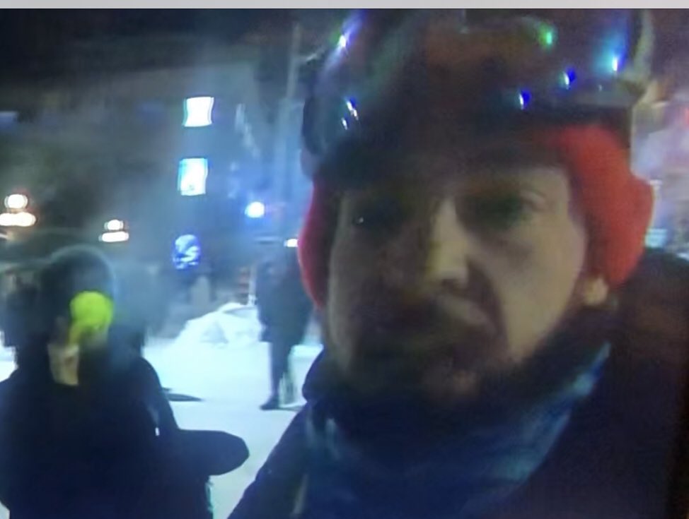 C’est cet homme qui a commis un voie de fait en poussant le journaliste <a href="/filionrayTVA/">Raymond Filion</a> durant qu’il était en direct ce soir. Si vous pouvez l’identifier, contactez les policiers. Il faut que ça arrête.