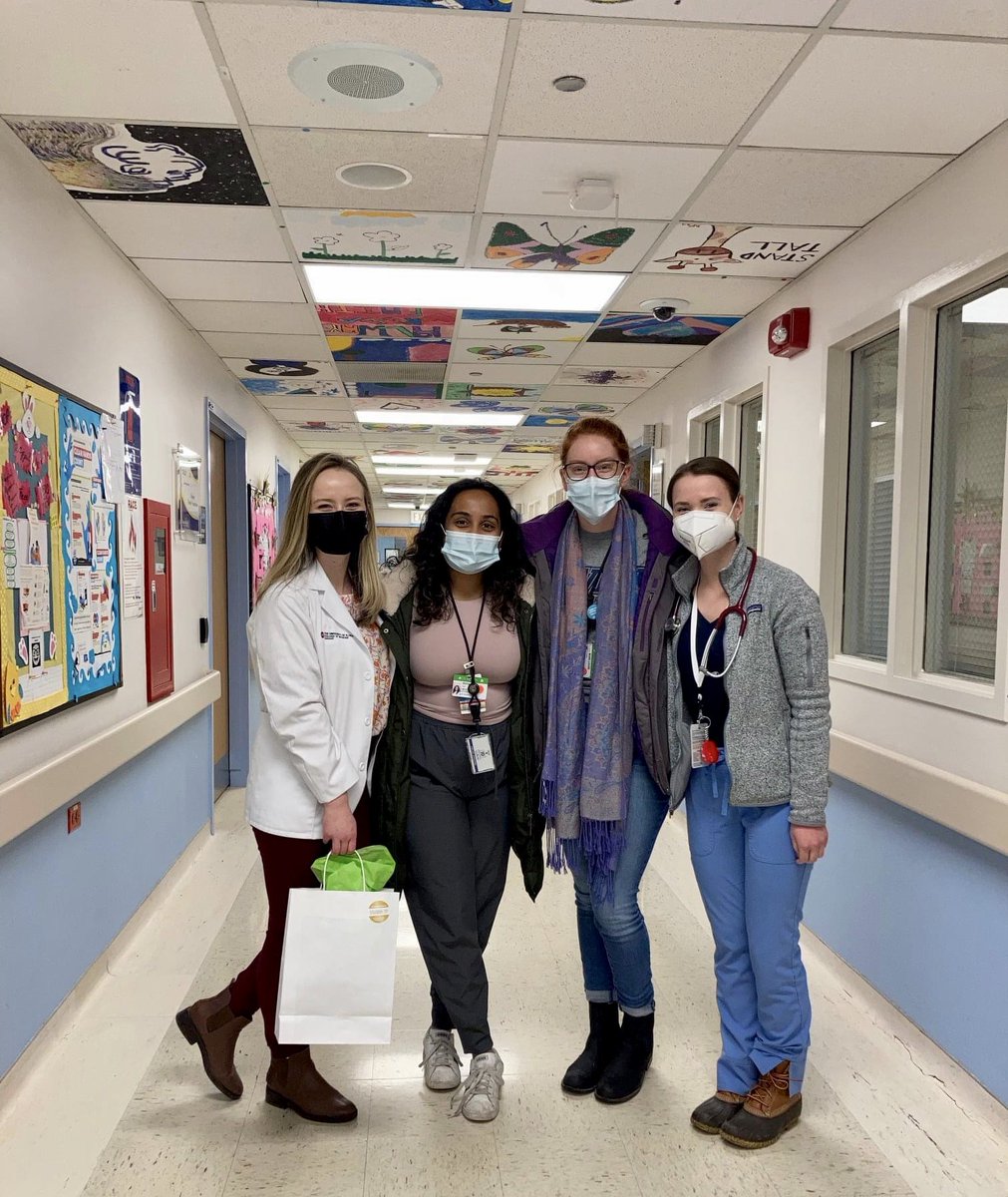 memoona_hasnain's tweet photo. A snow storm couldn’t deter the spirits of our incredible @uiccom GHHS students celebrating #Solidarityweek 
spreading joy &amp; #Compassion with gift bags and cards for peds pts. Thank you Lacey Zimmerman, Sophie Gough, Divya Singh, Marie-Louise Kloster ♥️ @GoldFdtn #MedTwitter https://t.co/zpnQfYf2Fn