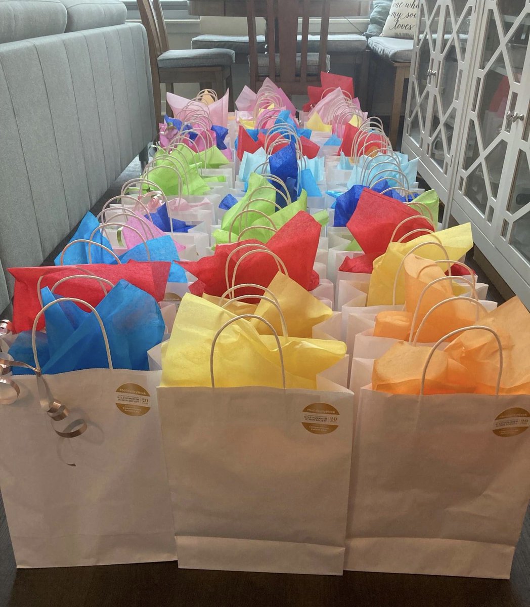 memoona_hasnain's tweet photo. A snow storm couldn’t deter the spirits of our incredible @uiccom GHHS students celebrating #Solidarityweek 
spreading joy &amp; #Compassion with gift bags and cards for peds pts. Thank you Lacey Zimmerman, Sophie Gough, Divya Singh, Marie-Louise Kloster ♥️ @GoldFdtn #MedTwitter https://t.co/zpnQfYf2Fn