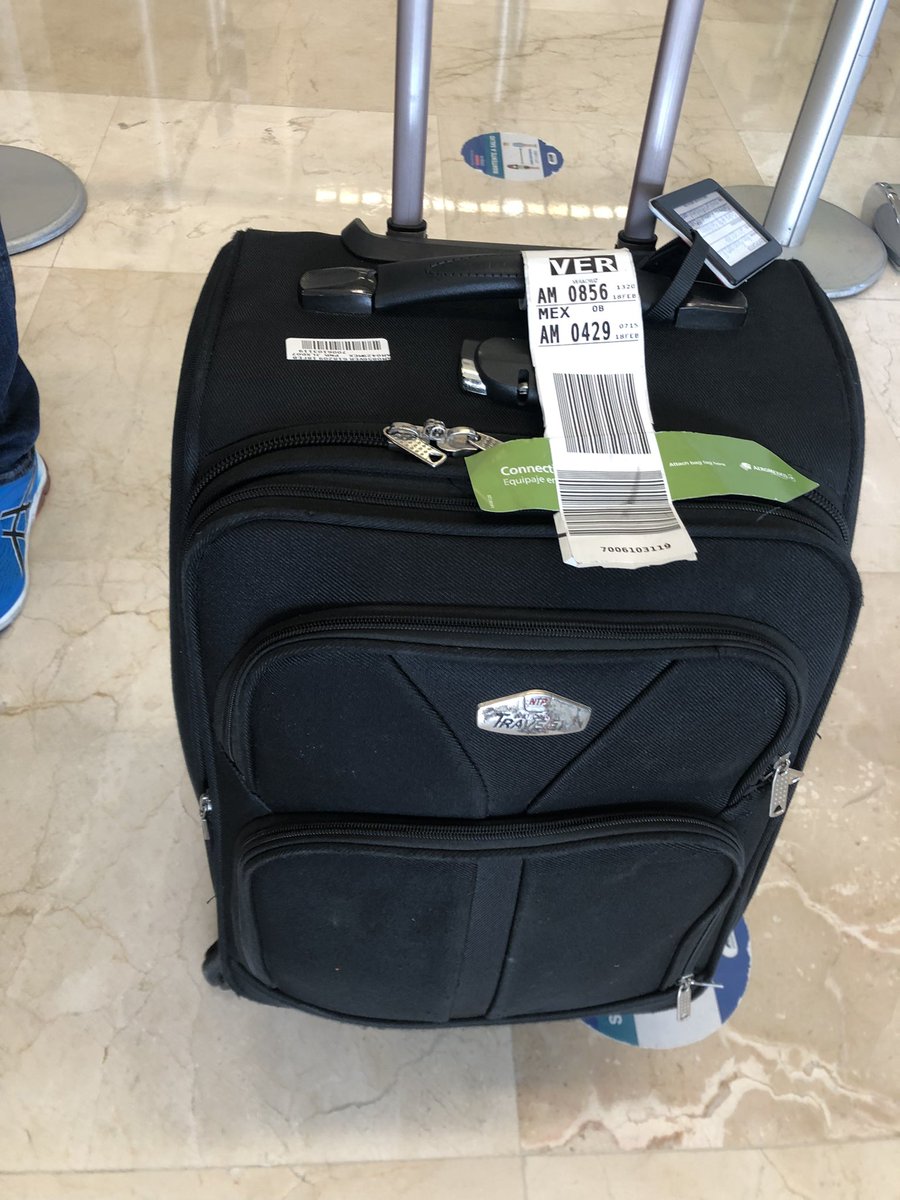 analais29's tweet photo. @Aeromexico acabo de llegar a la cd. de ver. procedente de Miami haciendo conexión en la Cdmx, AM 429- AM 856 me doy cuenta q una de mis maletas la abrieron, me robaron artículos y la otra maleta está averiada. Trate de levantar queja en el aeropuerto de ver.  Q estaba bloqueada. https://t.co/VSFQ85gFLS
