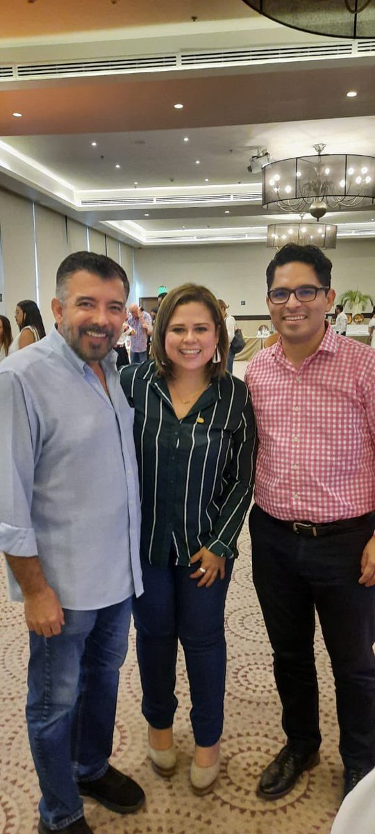 AmavTabasco's tweet photo. El día de hoy nuestra presidenta la Mtra. Karla Yolanda Campos González participó en la clausura de la certificación de Desarrollo Turístico de Romance impartido por @tonyyarto 

Agradecemos a la @OCV_Tabasco por la invitación a miembros de la Familia #AMAVFT 

#SinMiedoAlÉxito https://t.co/oePScn87G1