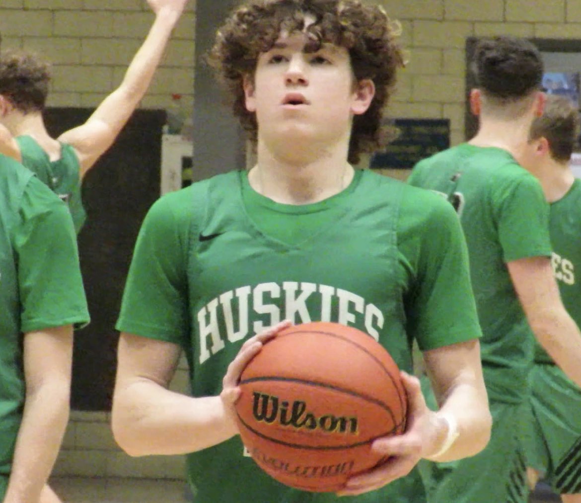 BbalEvv's tweet photo. HUEBNER. HUSKIES. HUNDRED.

Final 🏀 

North 64
Castle 63 

North sophomore Brayden Huebner hit 1 of 2 free throws with 1.8 seconds left to give the Huskies a 1 point win over Castle.  
The win was head coach Jason Roach’s 100th career win. 
(Scoring ⬇️) https://t.co/sfI4N5FWWm