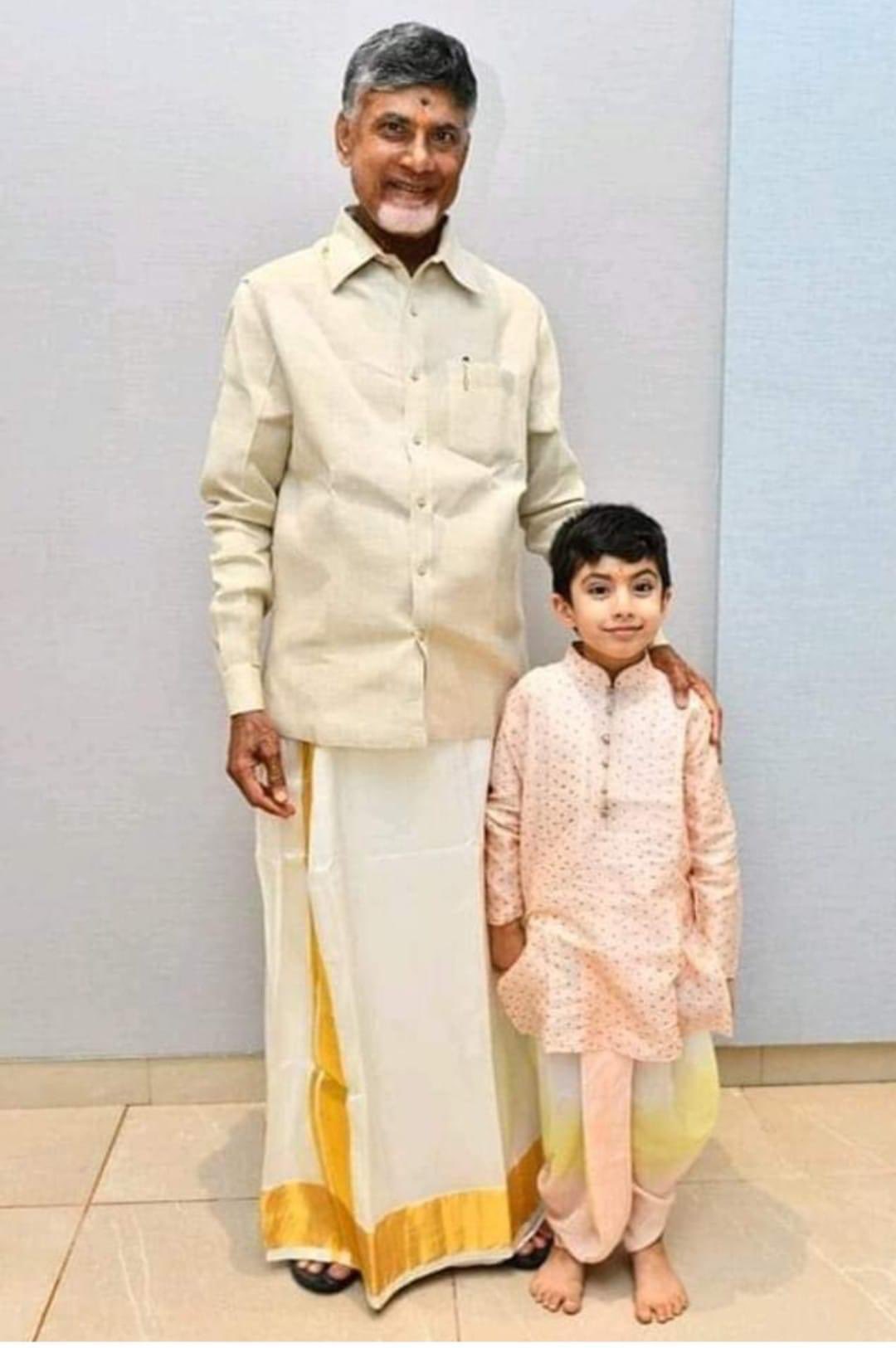 FL7pqrXaQAMe4aW?format=jpg&name=large