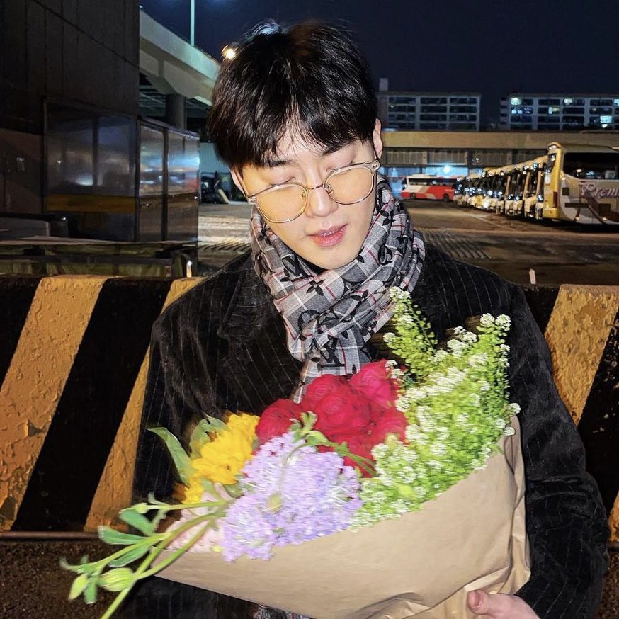 5beak2ship2's tweet photo. 준면이 인스타에서 착용한 루이비통 머플러 이렇게 블랙, 그레이 양면인데 준면이는 그레이 쪽으로 함! 패션 천재 ㅠㅠ https://t.co/t9XintQtHN