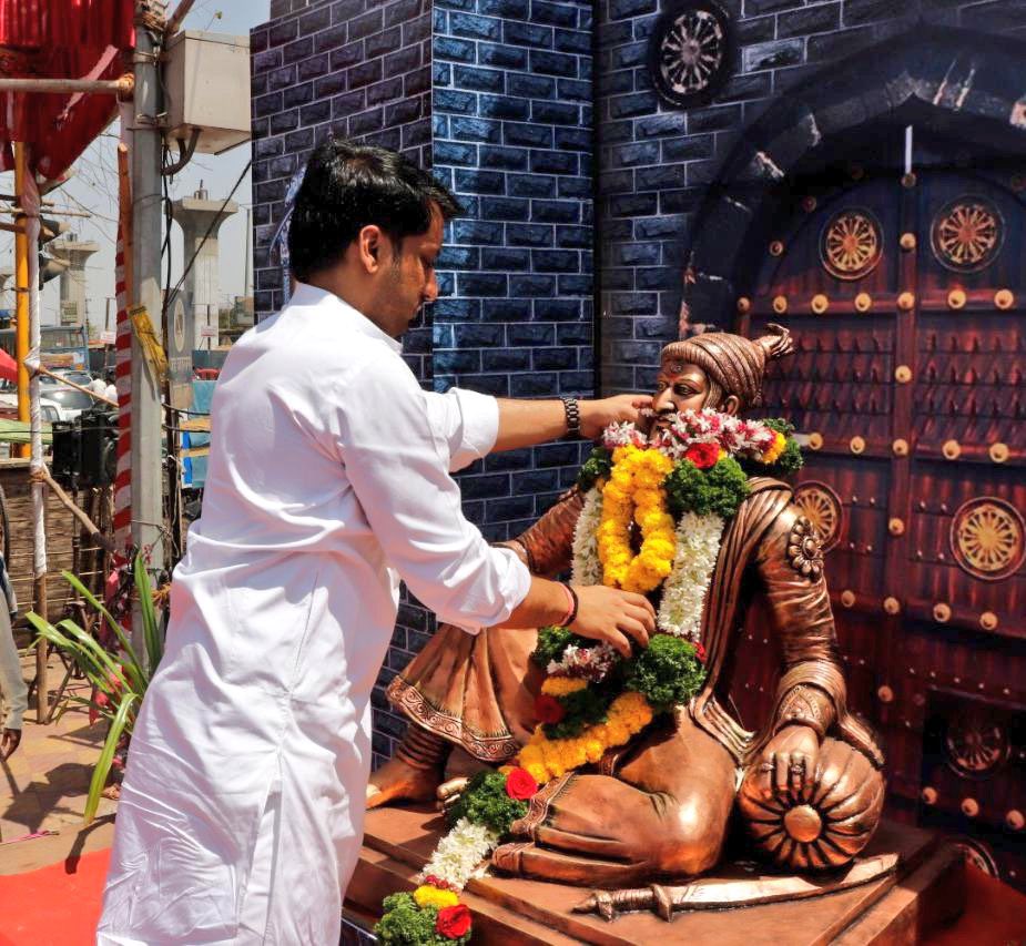 स्वराज्याची दुर्दम्य इच्छा मनामनात रुजवणारे, स्वतंत्र युद्धनीतीच्या जोरावर सर्व लढाया जिंकणारे, आदर्श शासनकर्ते, सहिष्णू राजे, हिंदवी स्वराज्याचे संस्थापक छत्रपती शिवाजी महाराज यांना जयंती निमित्त त्रिवार मानाचा मुजरा..!