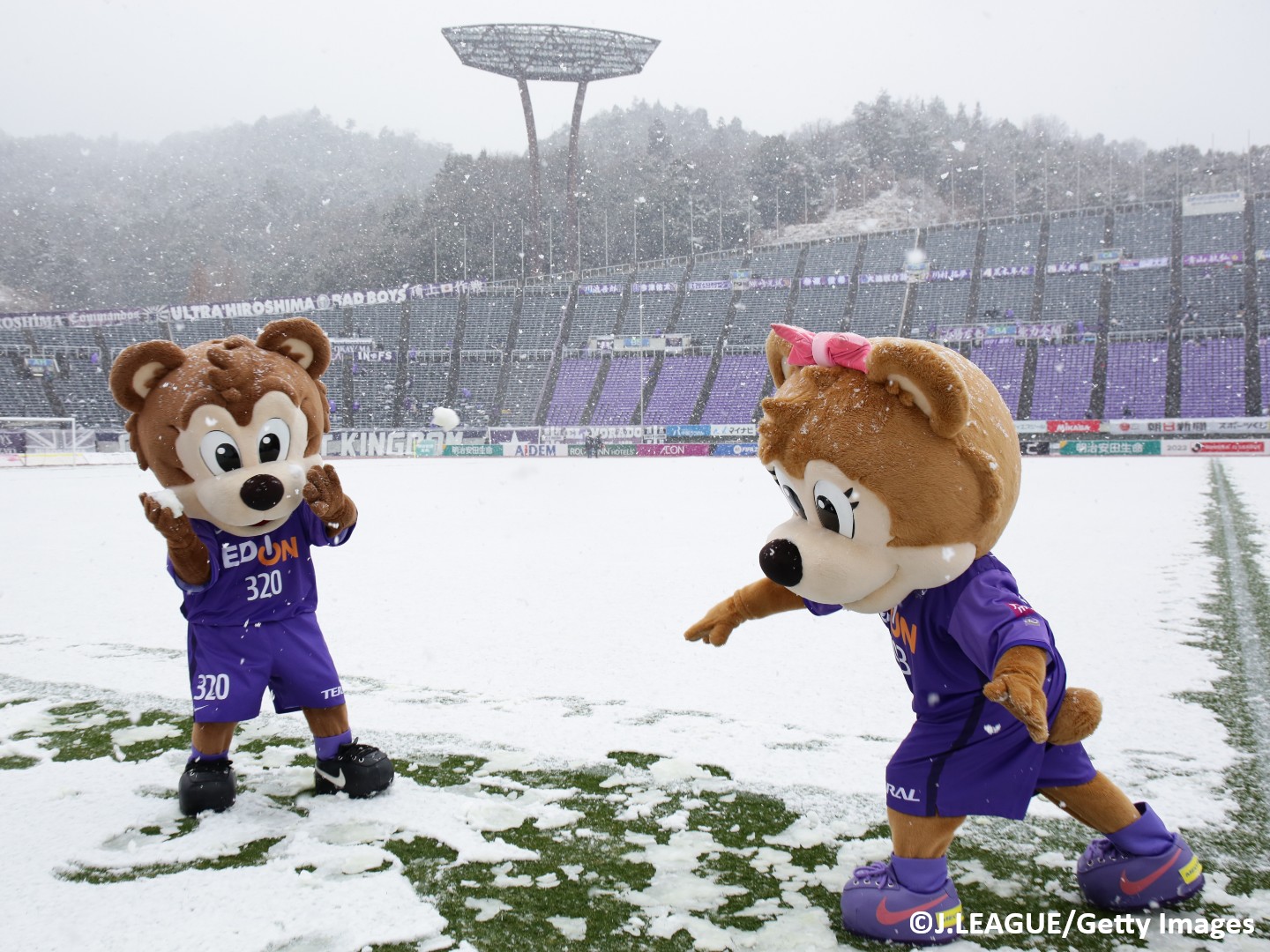 Goal Japan ピッチが雪で真っ白に 雪が積もった エディオンスタジアム広島 で雪合戦を楽しむ サンチェ と フレッチェ 22 明治安田生命j1リーグ 開幕節 2月19日 14 03 Ko サンフレッチェ広島 サガン鳥栖 Sanfrecce 22jリーグ開幕
