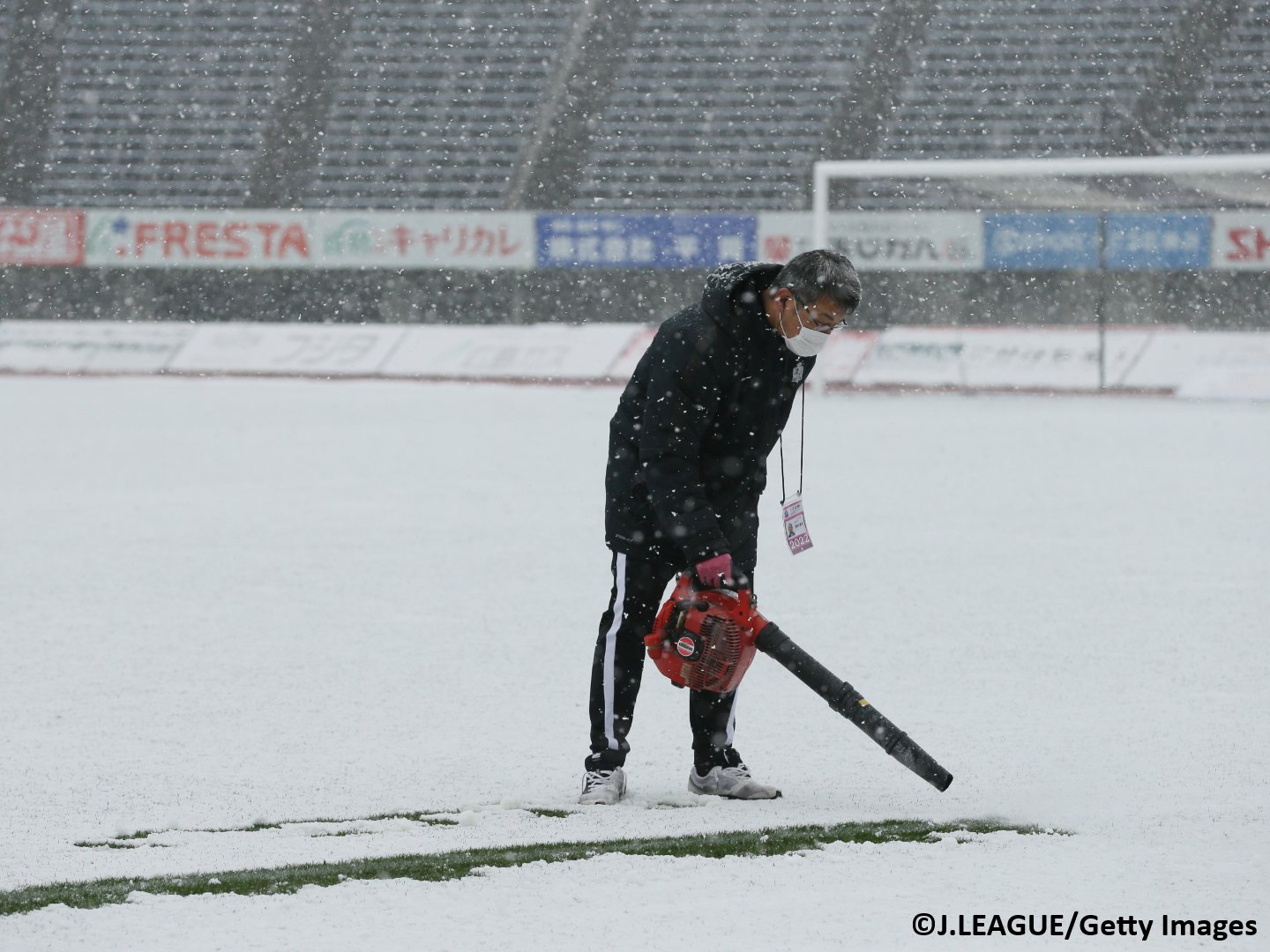 Goal Japan ピッチが雪で真っ白に 雪が積もった エディオンスタジアム広島 で雪合戦を楽しむ サンチェ と フレッチェ 22 明治安田生命j1リーグ 開幕節 2月19日 14 03 Ko サンフレッチェ広島 サガン鳥栖 Sanfrecce 22jリーグ開幕