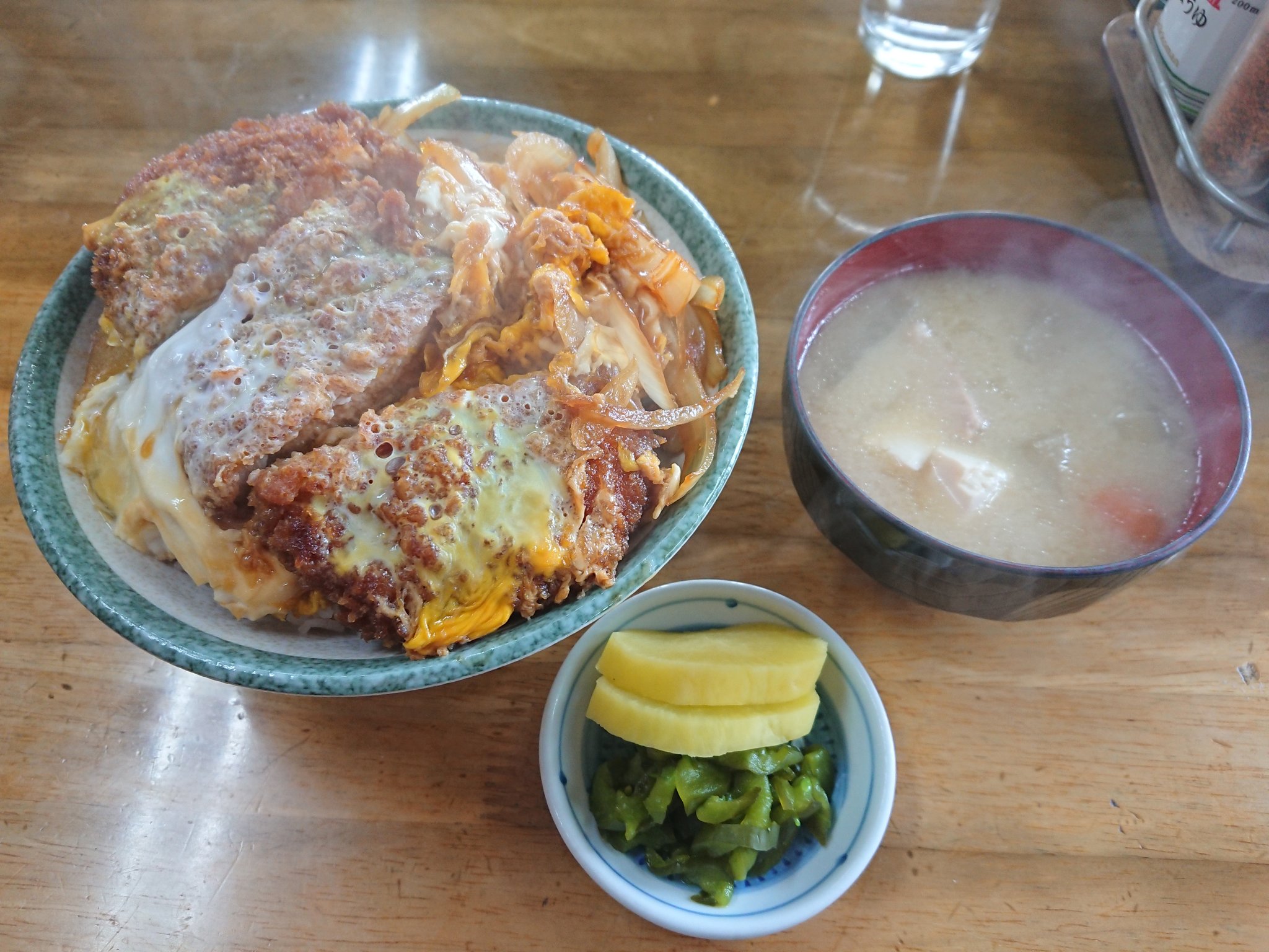 よしおチャン 鹿沼市名物 さつき食堂さん もうすぐ閉店しちゃうって聞いたから来ました 旨すぎます 鹿沼市 さつき食堂 カツ丼 T Co Hnho85ya2r Twitter