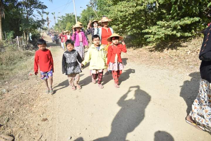 pzl_jourlm's tweet photo. The multi-villages of eastern #YinMarPin and northern #Salingyi marched 345th coalition strike to eradicate against fascist regime on Feb-19 .

#WarCrimesOfJunta 
#2022Feb19Coup 
#WhatsHappeningInMyanmar https://t.co/BAeZOojheT