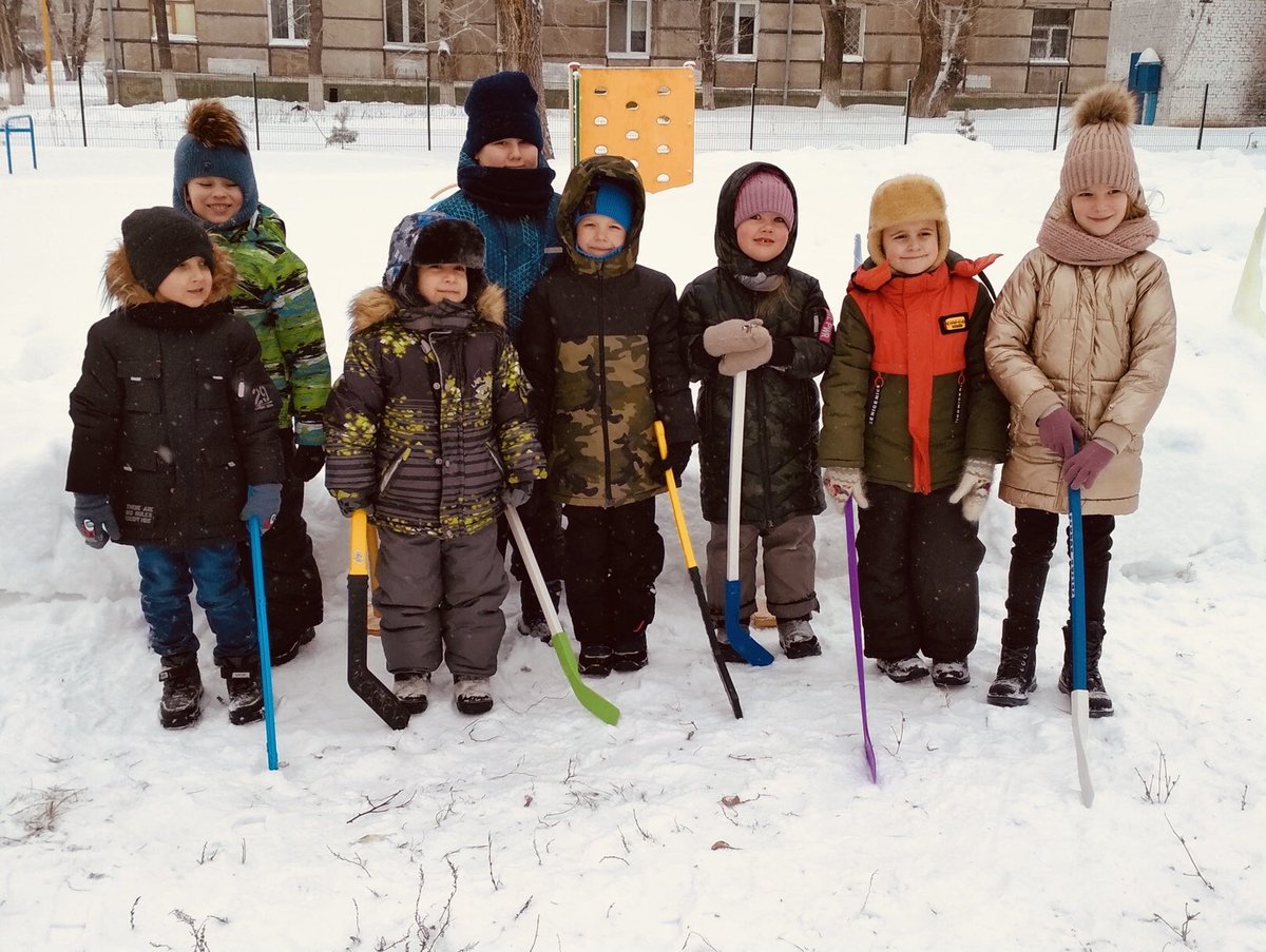 Какое прекрасное время года - зима!
Есть чудесные деньки,
Лыжи есть, гора, салазки!
Лед зеркальный и коньки!