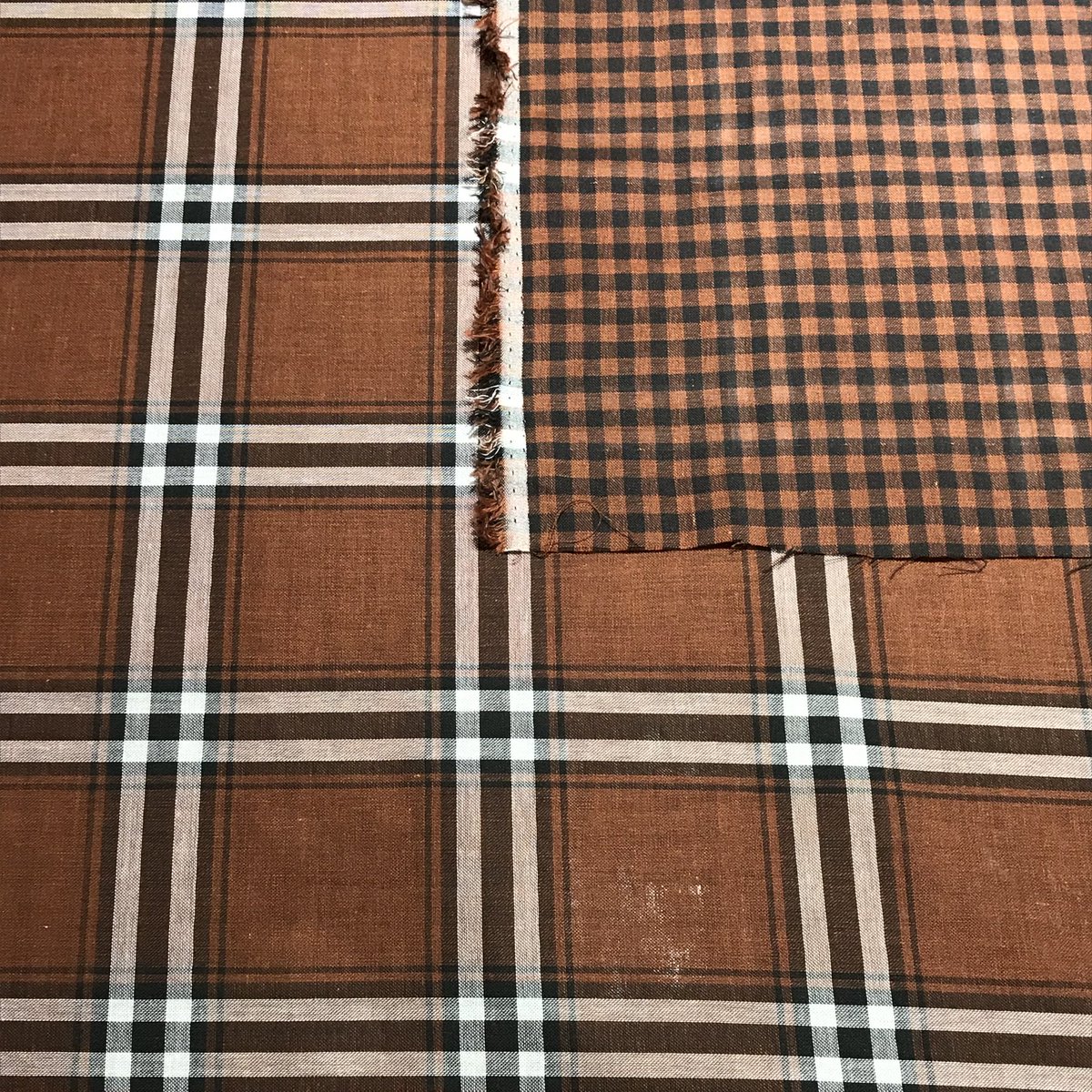TextileWorldTOA's tweet photo. 色違いのブラウンカラー
チェック柄　リバーシブルのダブルガーゼ

#TOA #渋谷　#Textile　#生地　#生地屋　#布屋　#ハンドメイド
#ハンドメイド好きさんと繋がりたい #布　#服飾　#ファッション　#インテリア　#副資材 https://t.co/ORtwpJgS2A
