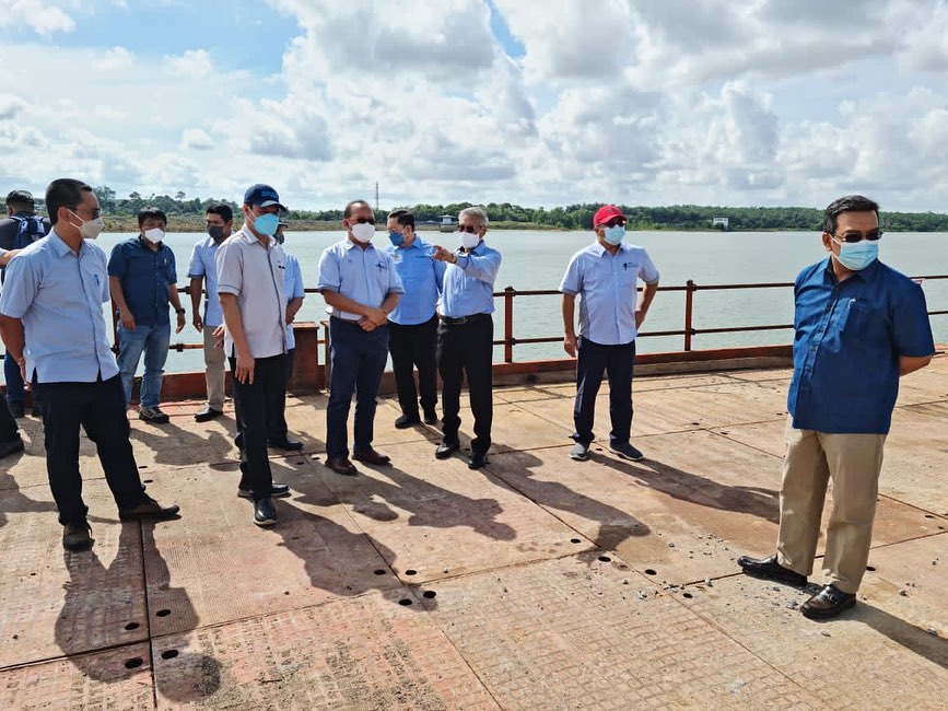 KASA_MALAYSIA's tweet photo. LAWATAN KERJA YB TIMBALAN MENTERI ALAM SEKITAR DAN AIR KE FASILITI AIR &amp; PEMBETUNGAN DI NEGERI JOHOR

YB Dato' @dmorasmi diiringi oleh Ketua Pegawai Eksekutif @span_malaysia , tlh meninjau projek Skim Bekalan Air Wilayah Iskandar yg sedang dibina oleh PAAB https://t.co/11k6XqjLRf